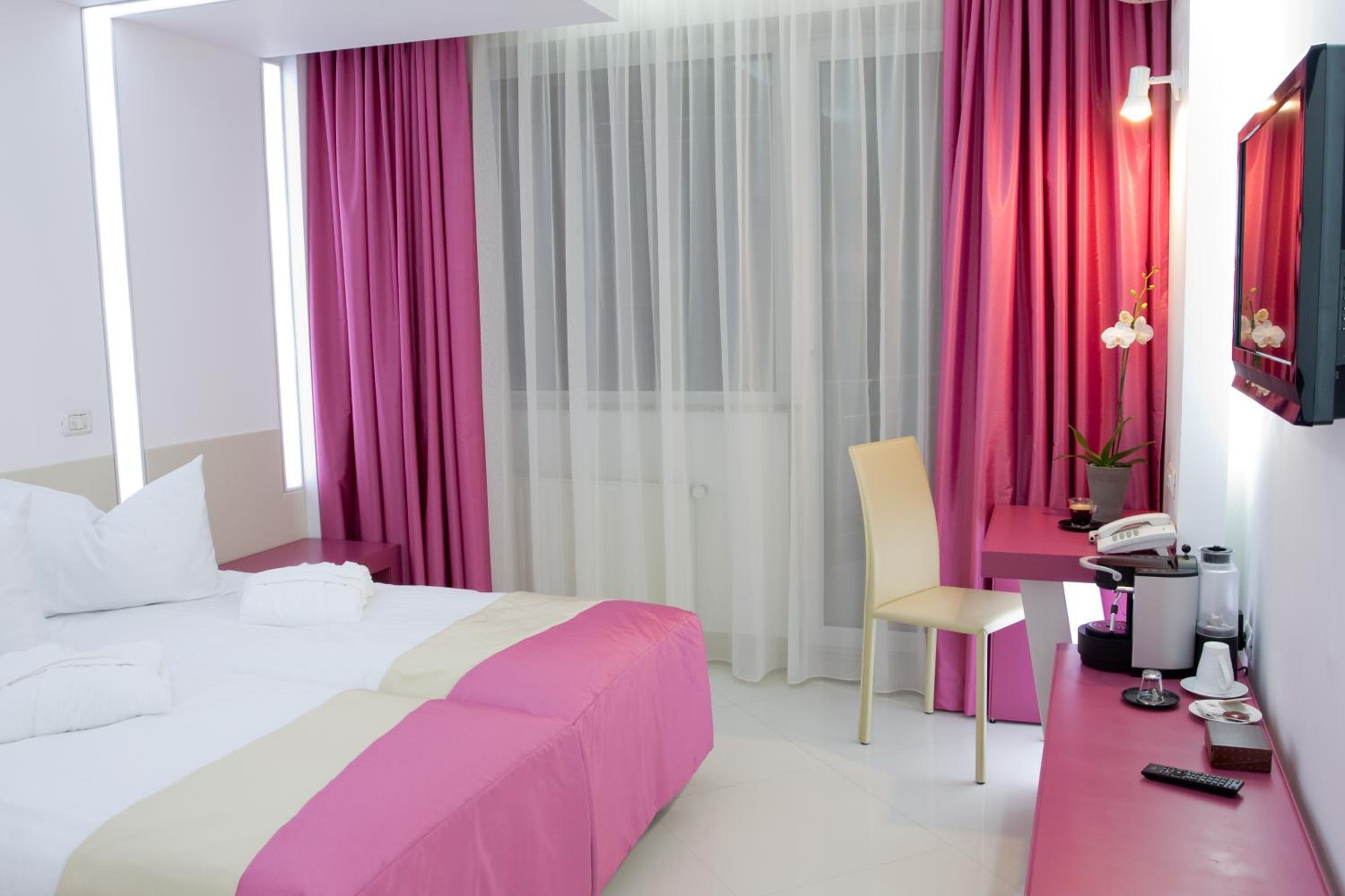 Standard Double or Twin Room - Photo 8