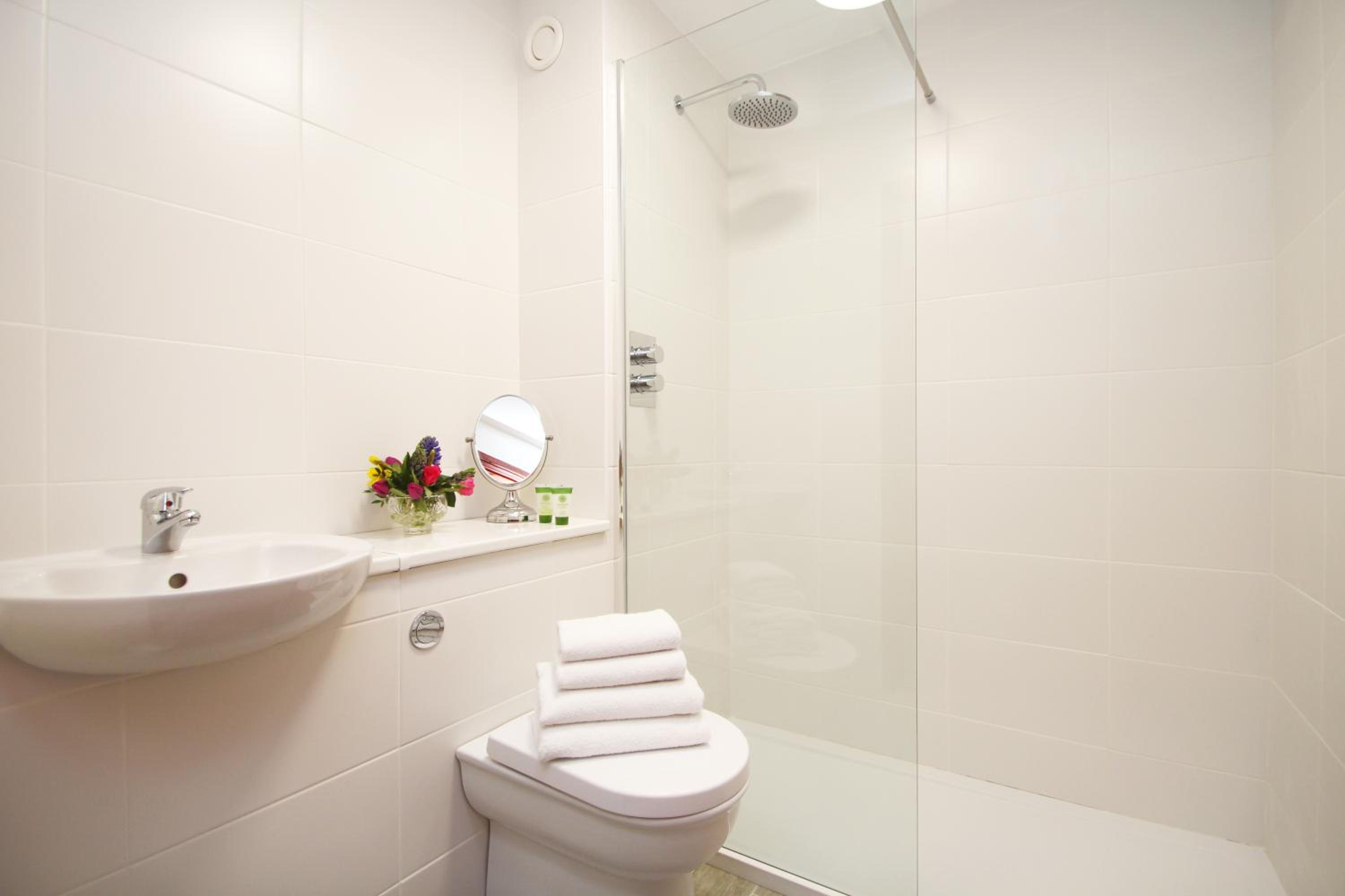Double room with Queen Bed and Shower - Photo 5