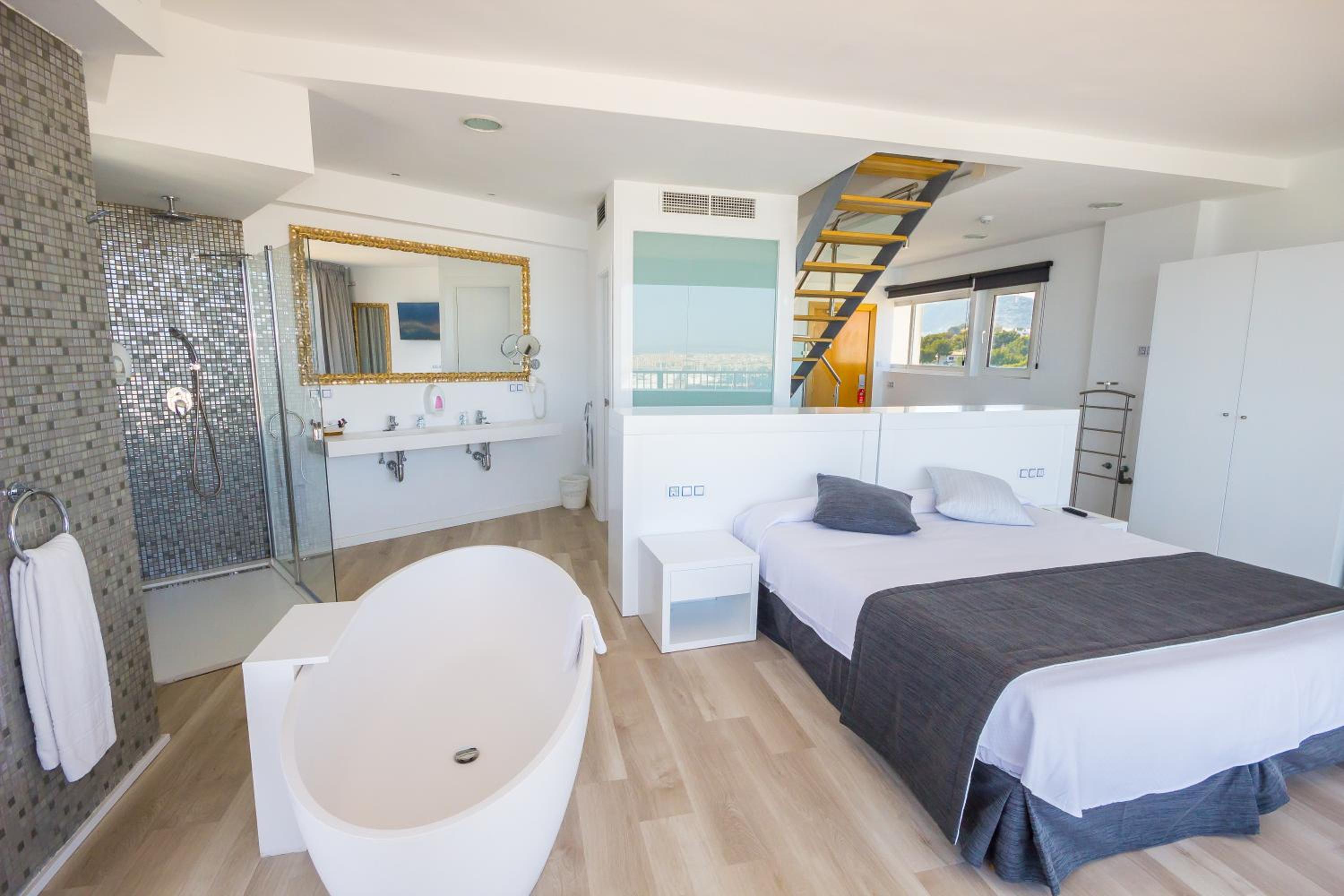 Deluxe Suite with Sea View - Photo 7