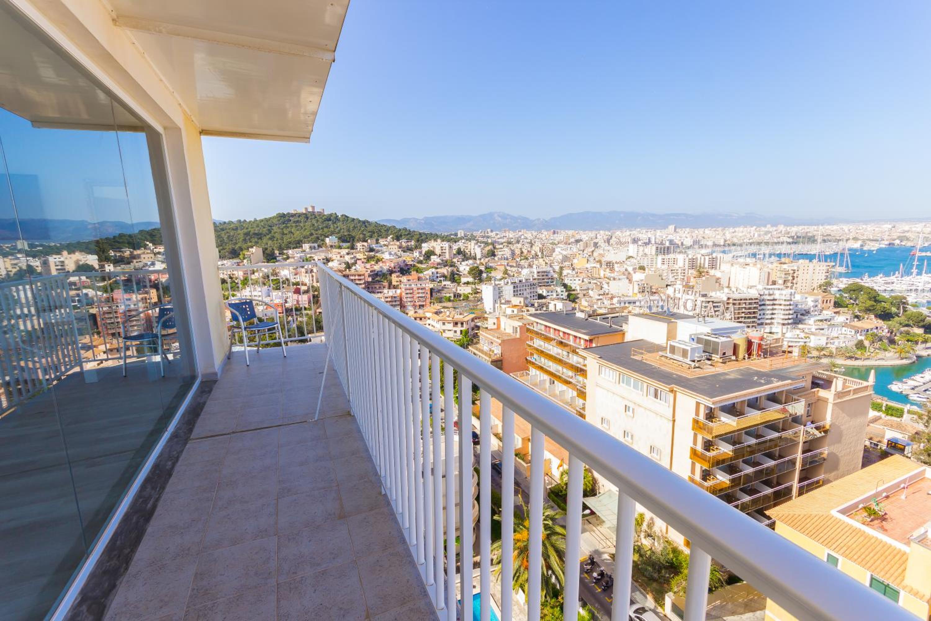 Deluxe Suite with Sea View - Photo 9
