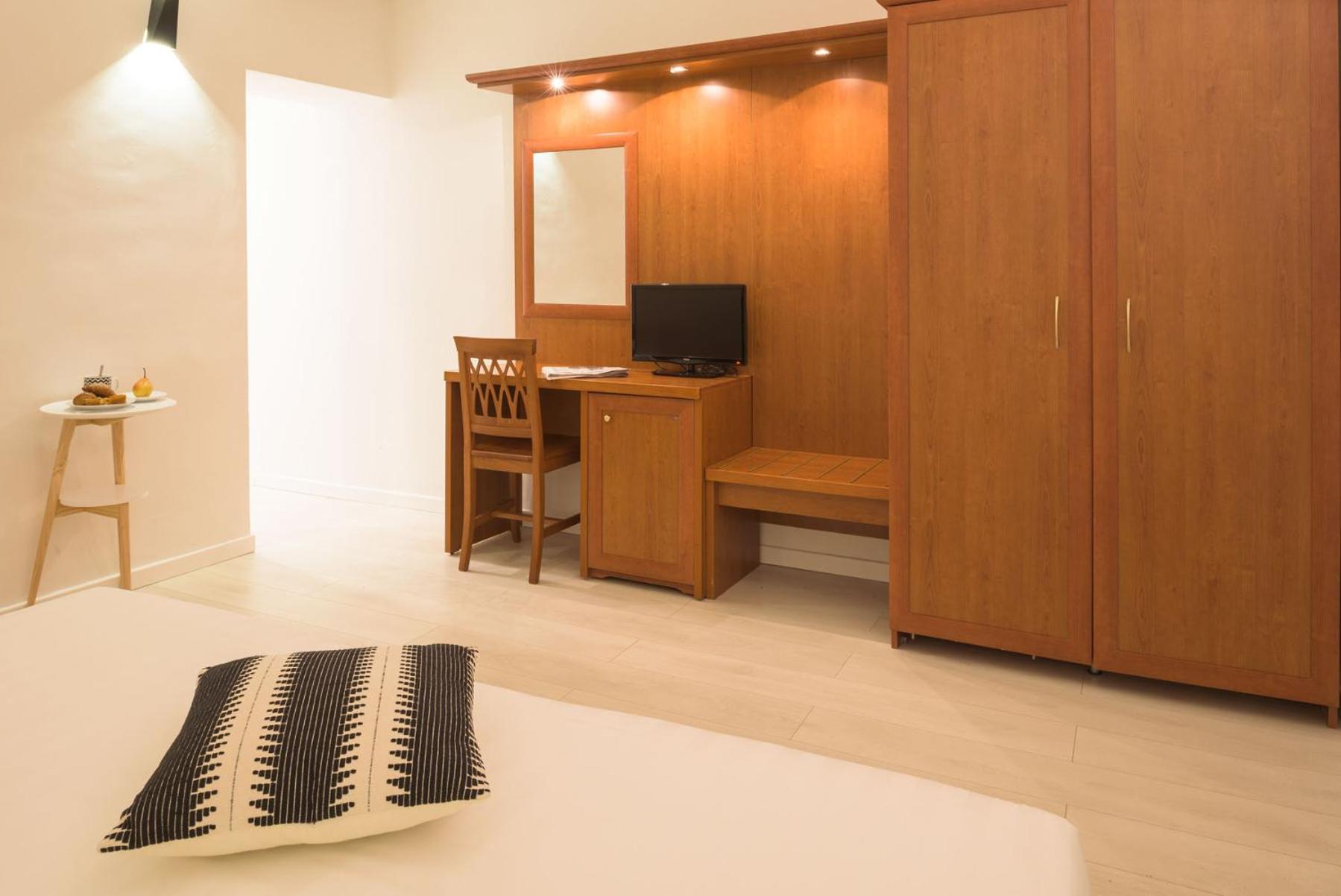 Double Room - Photo 9