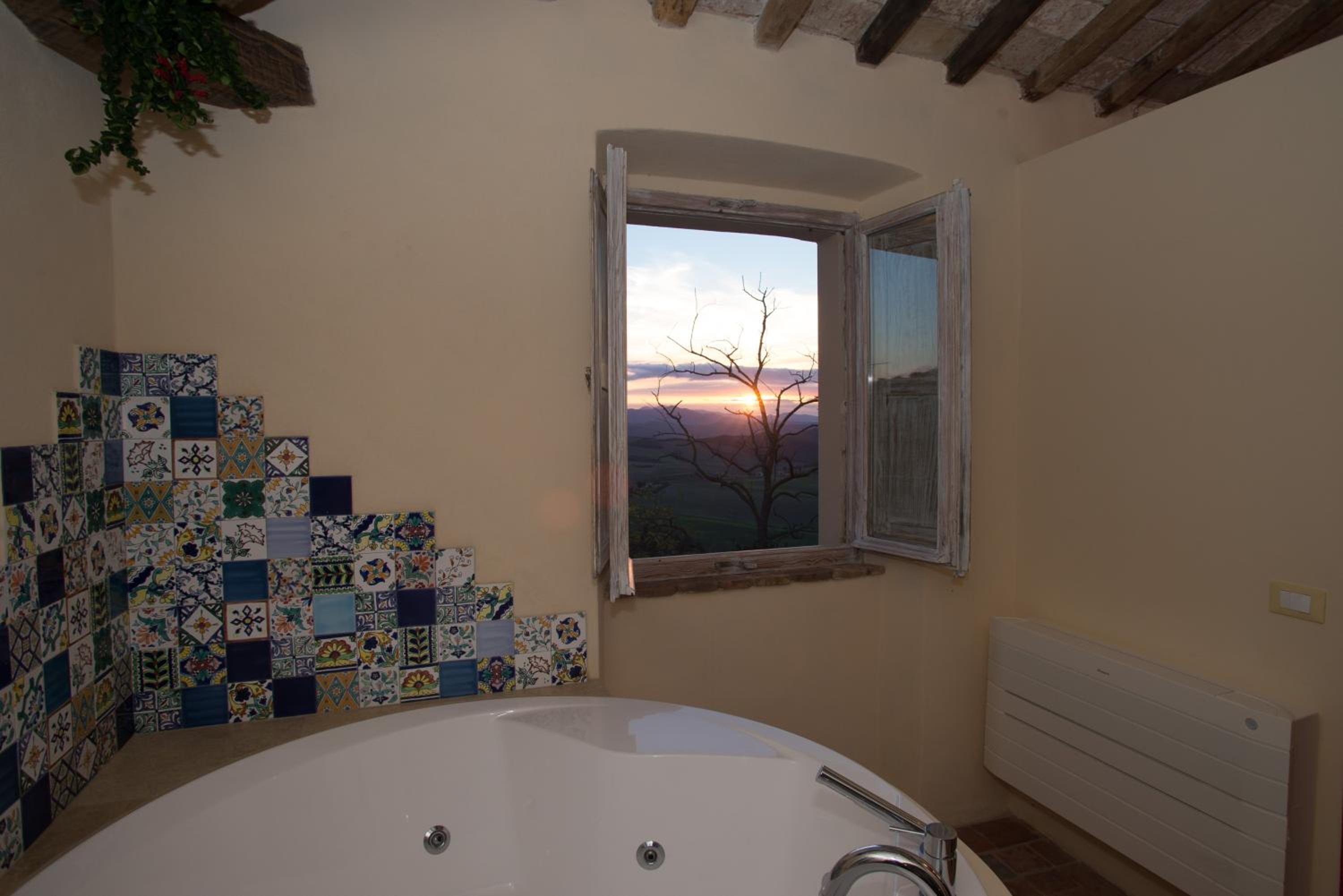 Deluxe Suite with Spa Bath - Photo 2