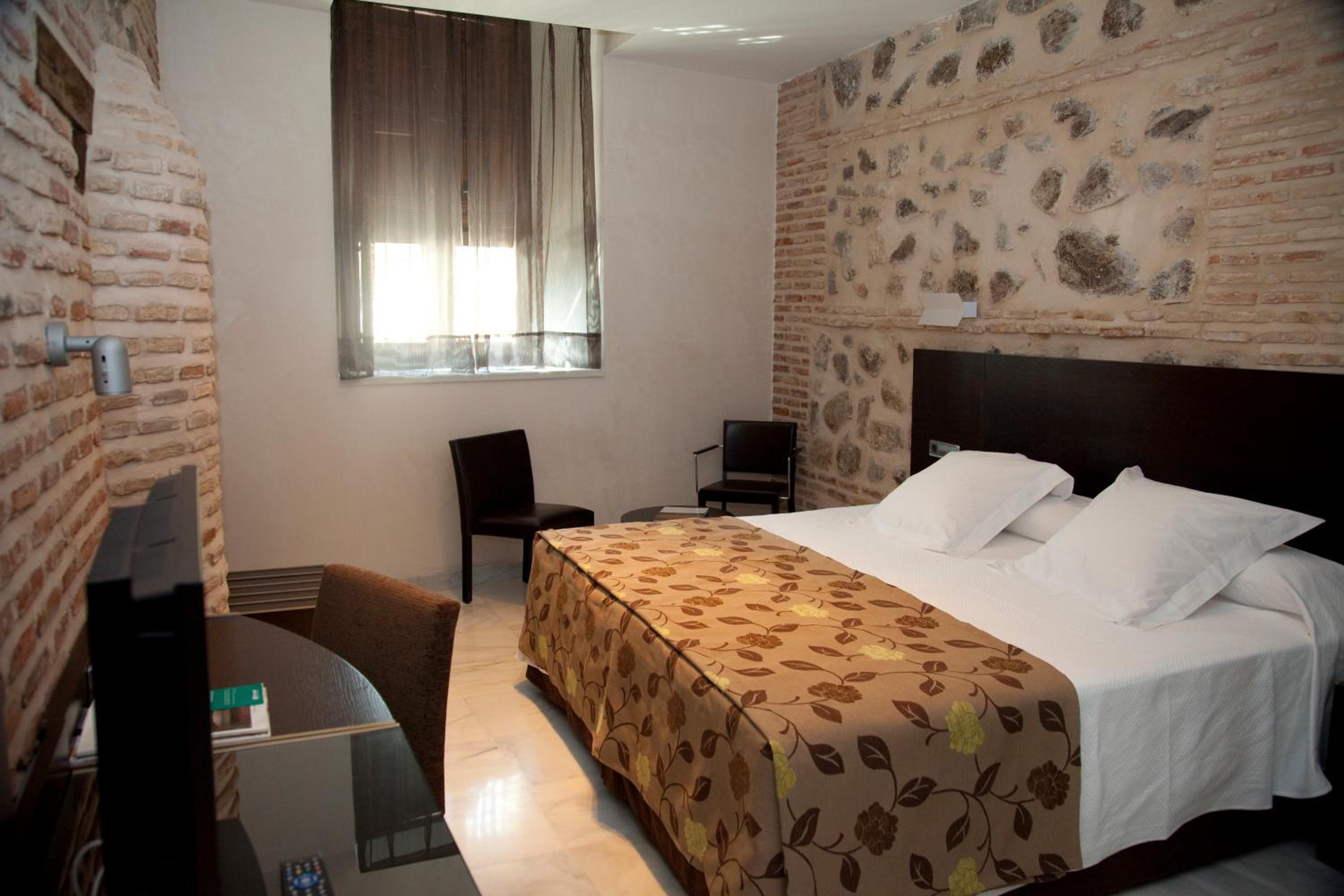 Deluxe Room - Photo 5