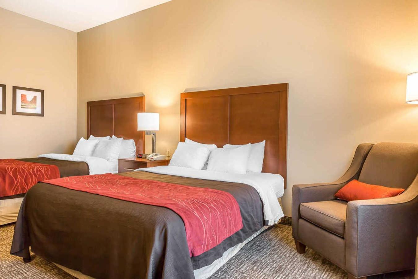 Queen Room with Two Queen Beds - Non-Smoking - Photo 2