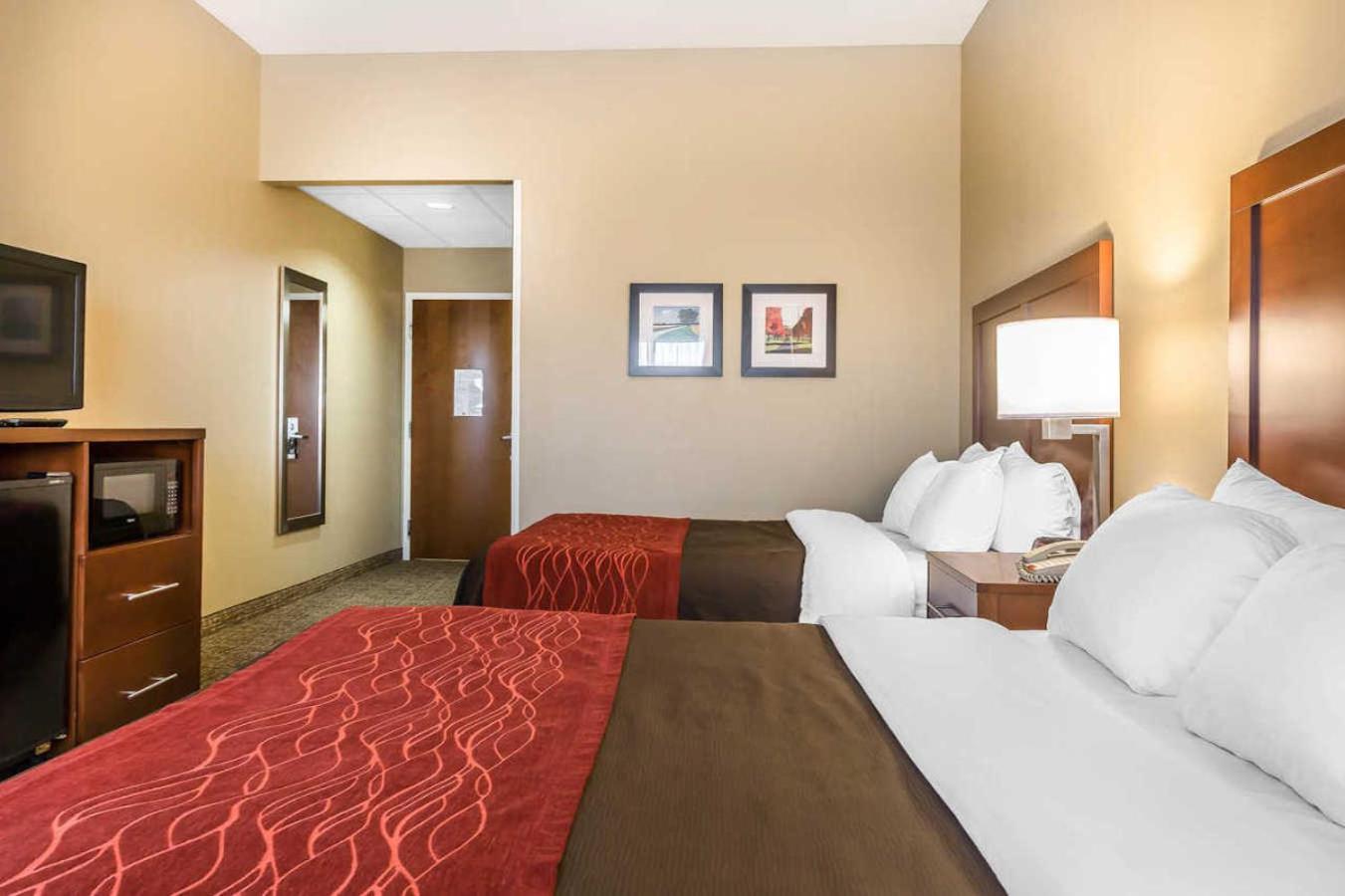 Queen Room with Two Queen Beds - Non-Smoking - Photo 3