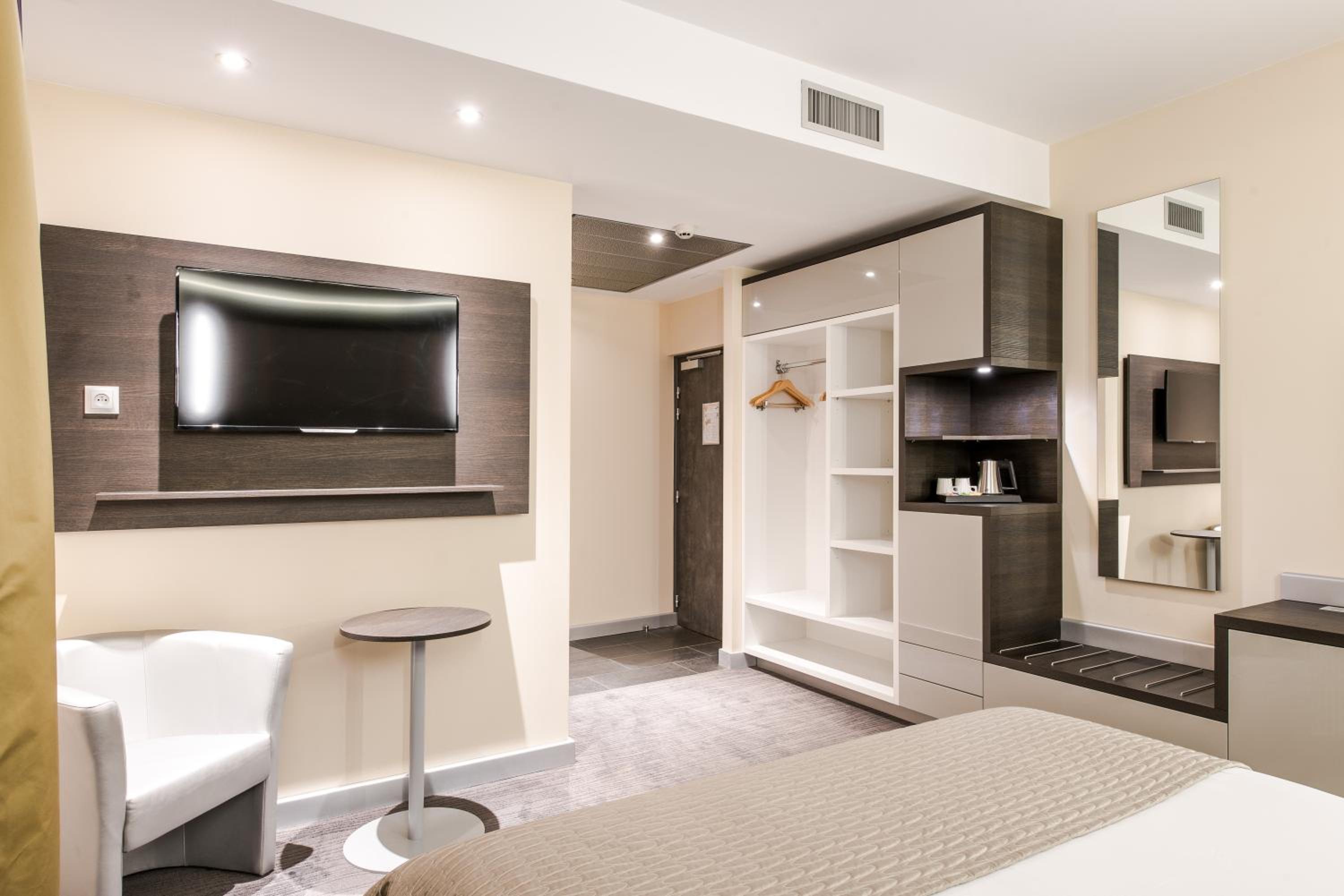 Deluxe Double Room (1 or 2 adults) photo 1