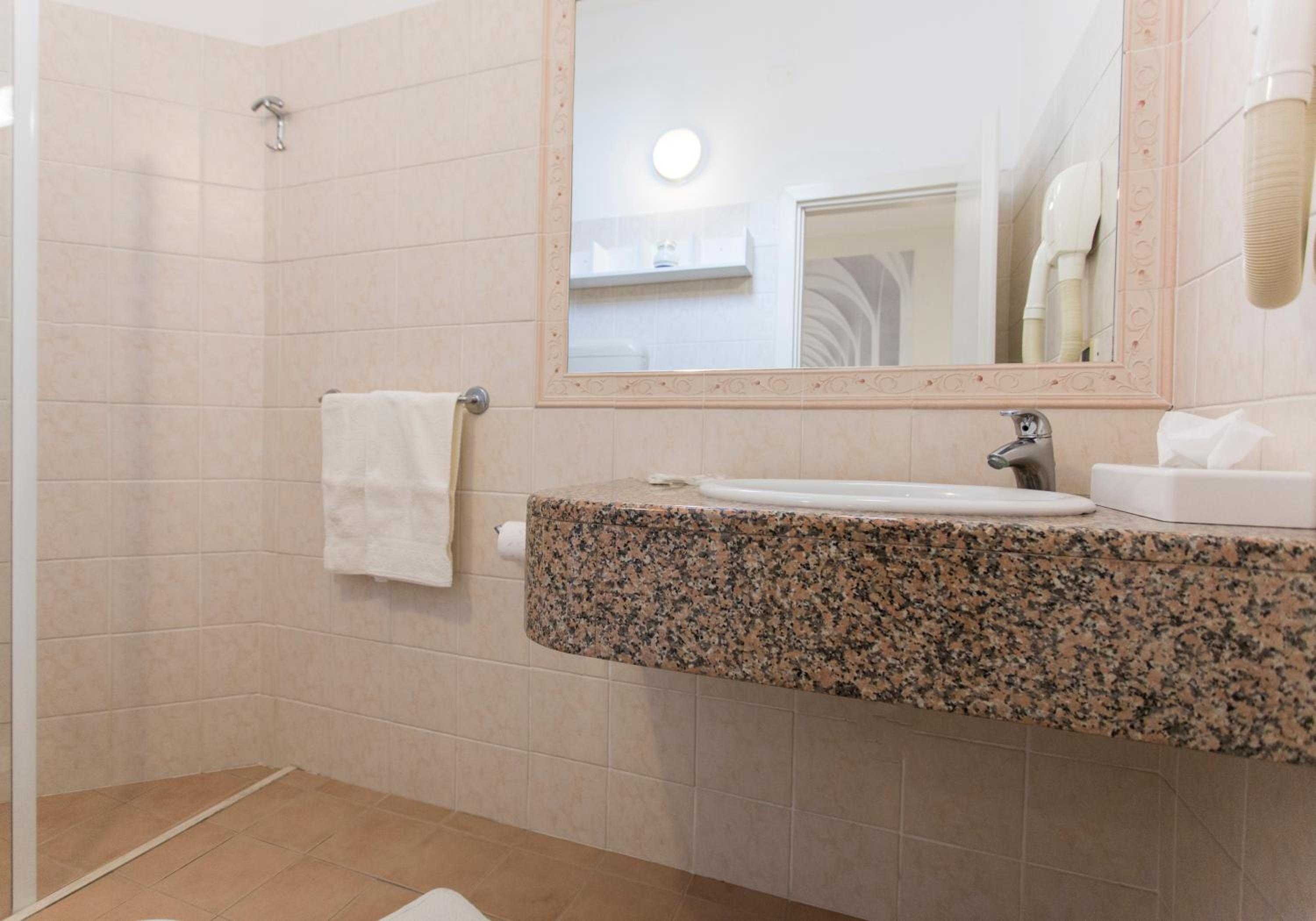 Standard Double or Twin Room - Photo 15
