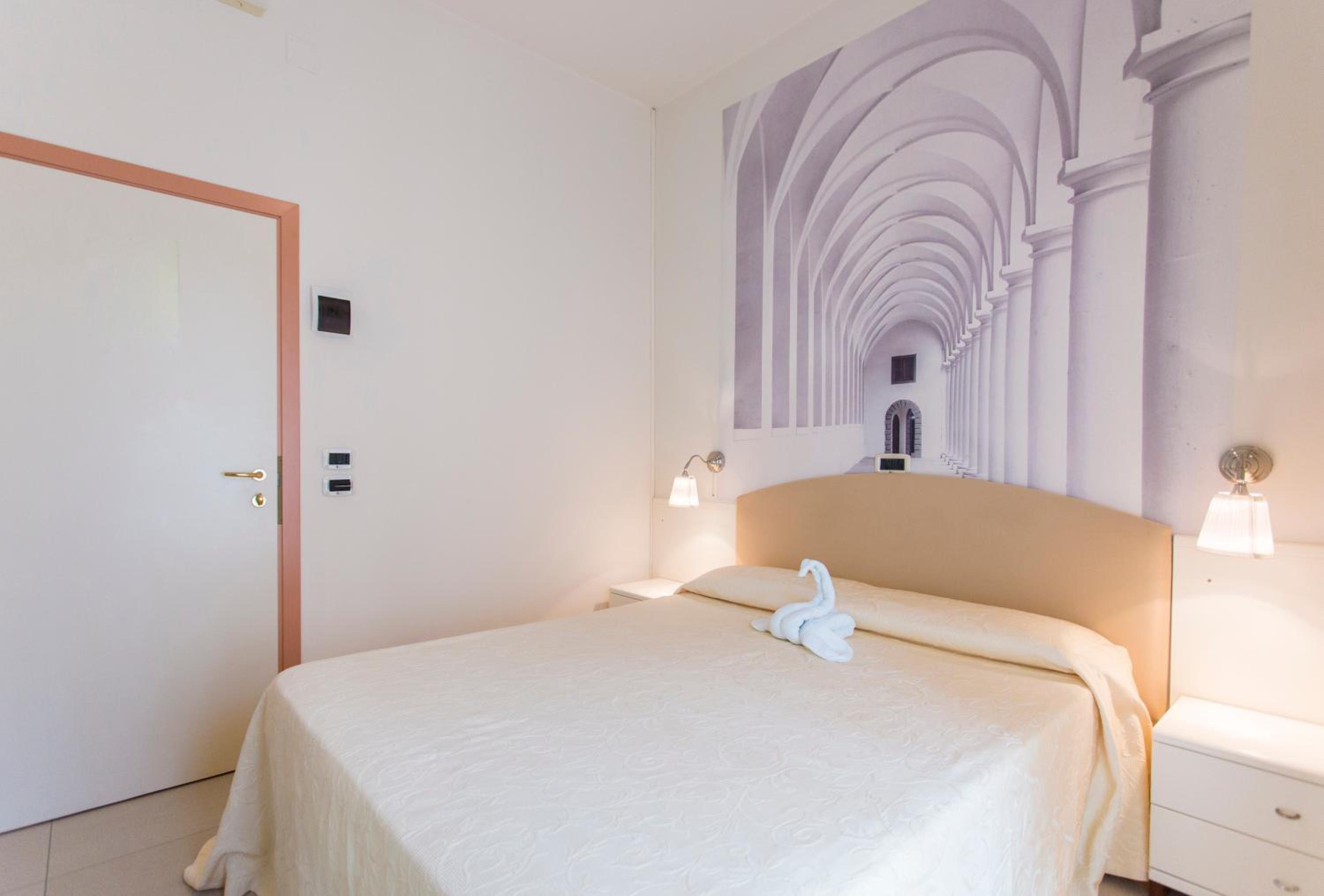 Standard Double or Twin Room - Photo 16
