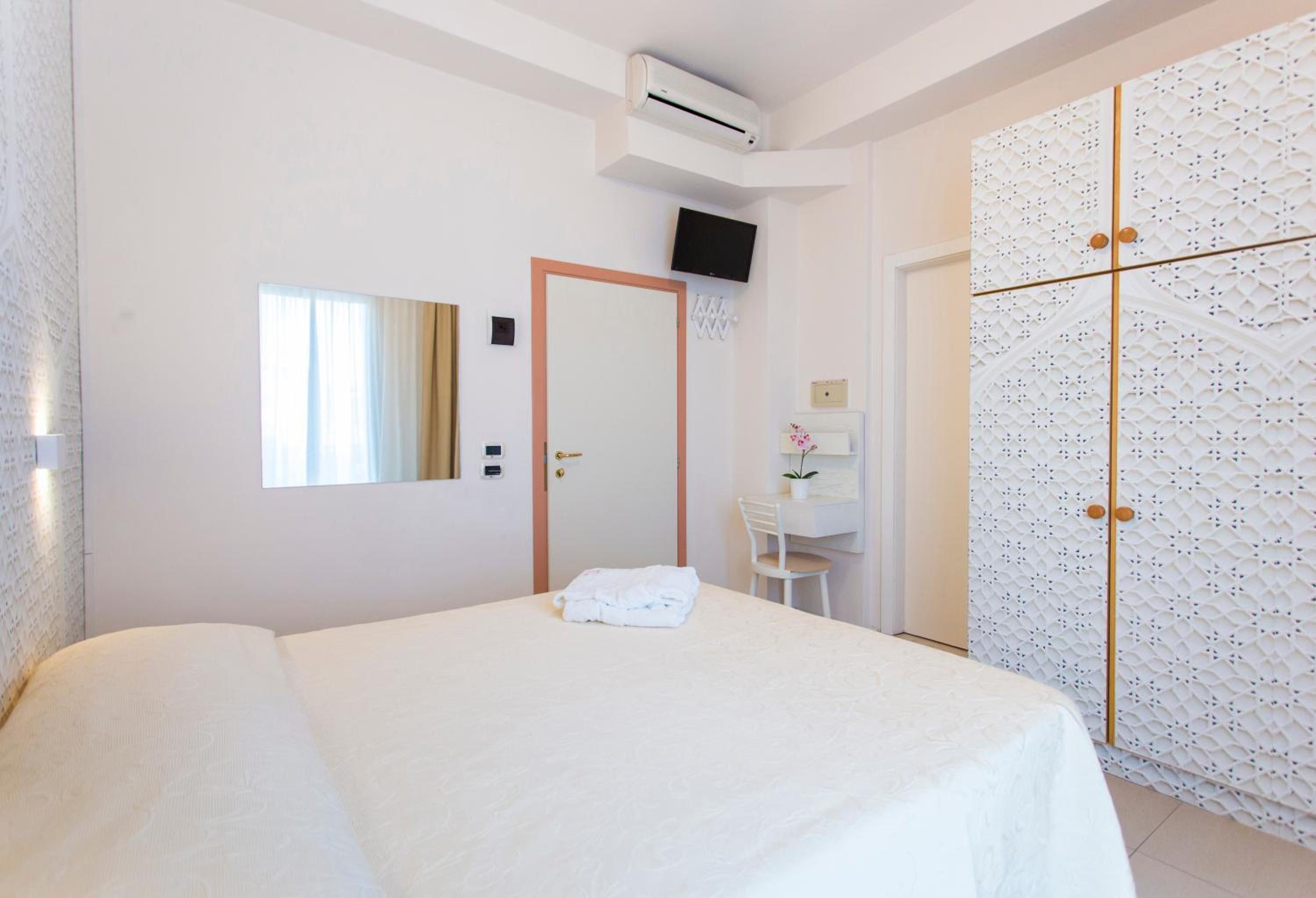 Standard Double or Twin Room - Photo 9