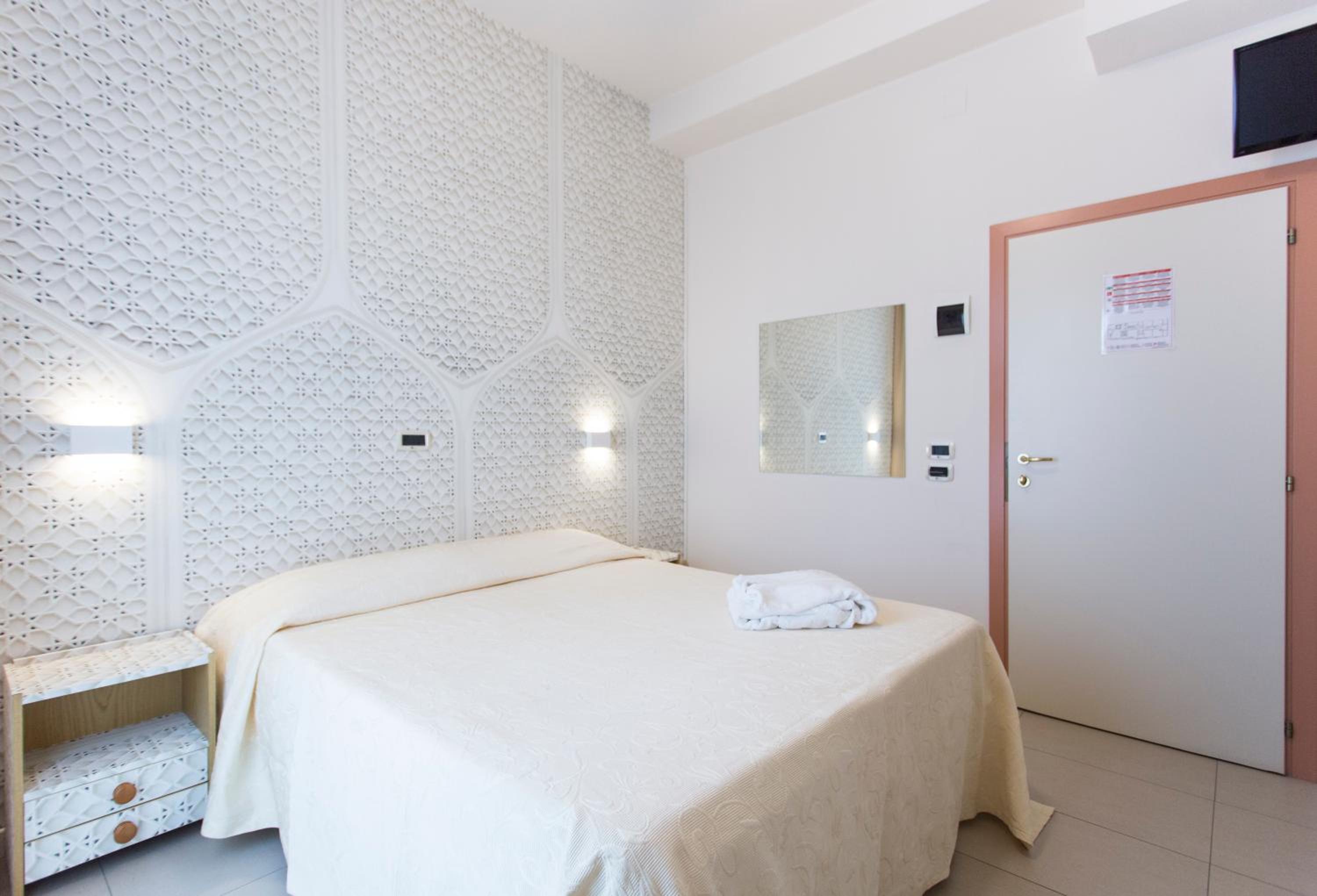 Standard Double or Twin Room - Photo 10