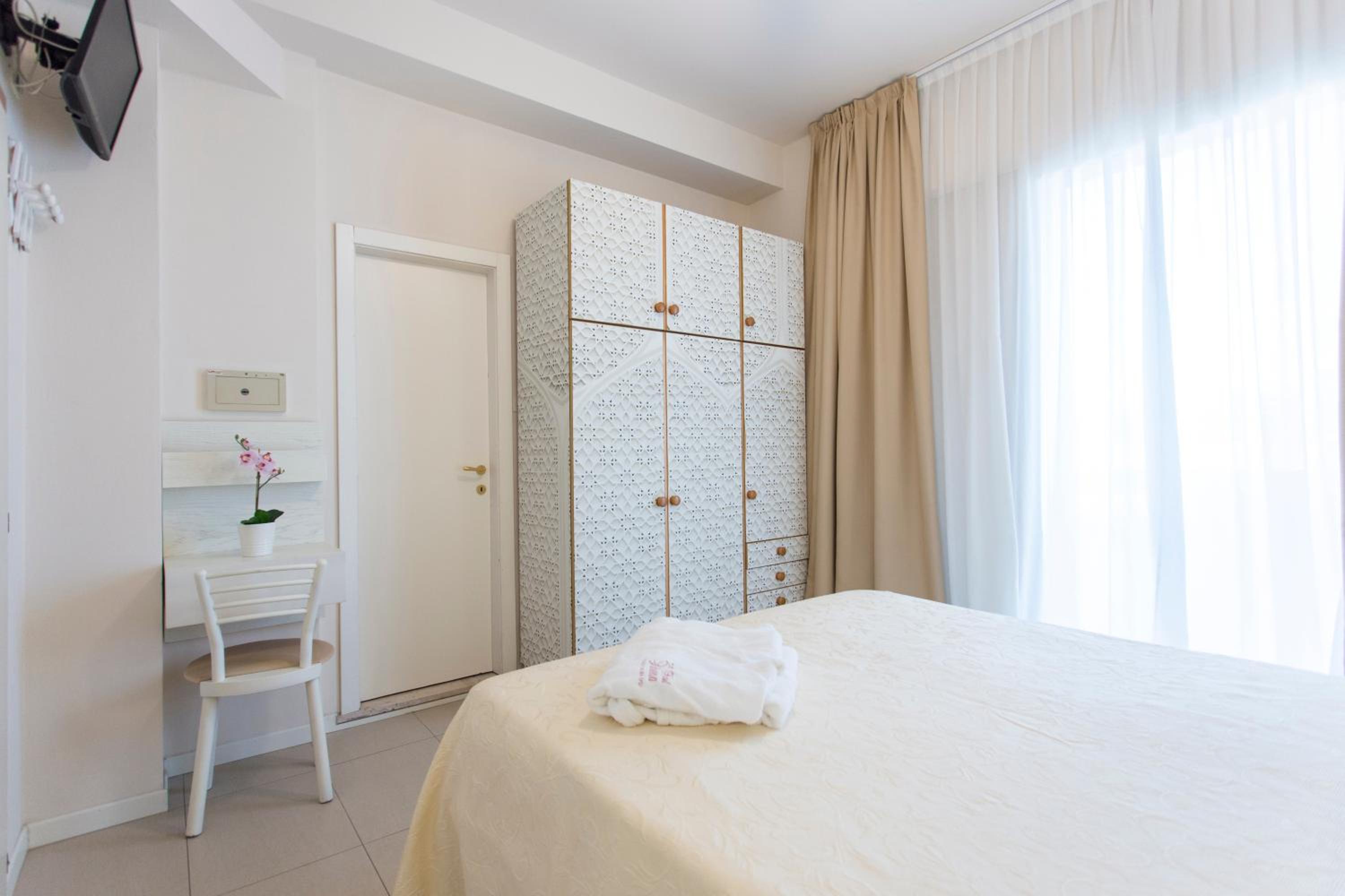 Standard Double or Twin Room - Photo 11