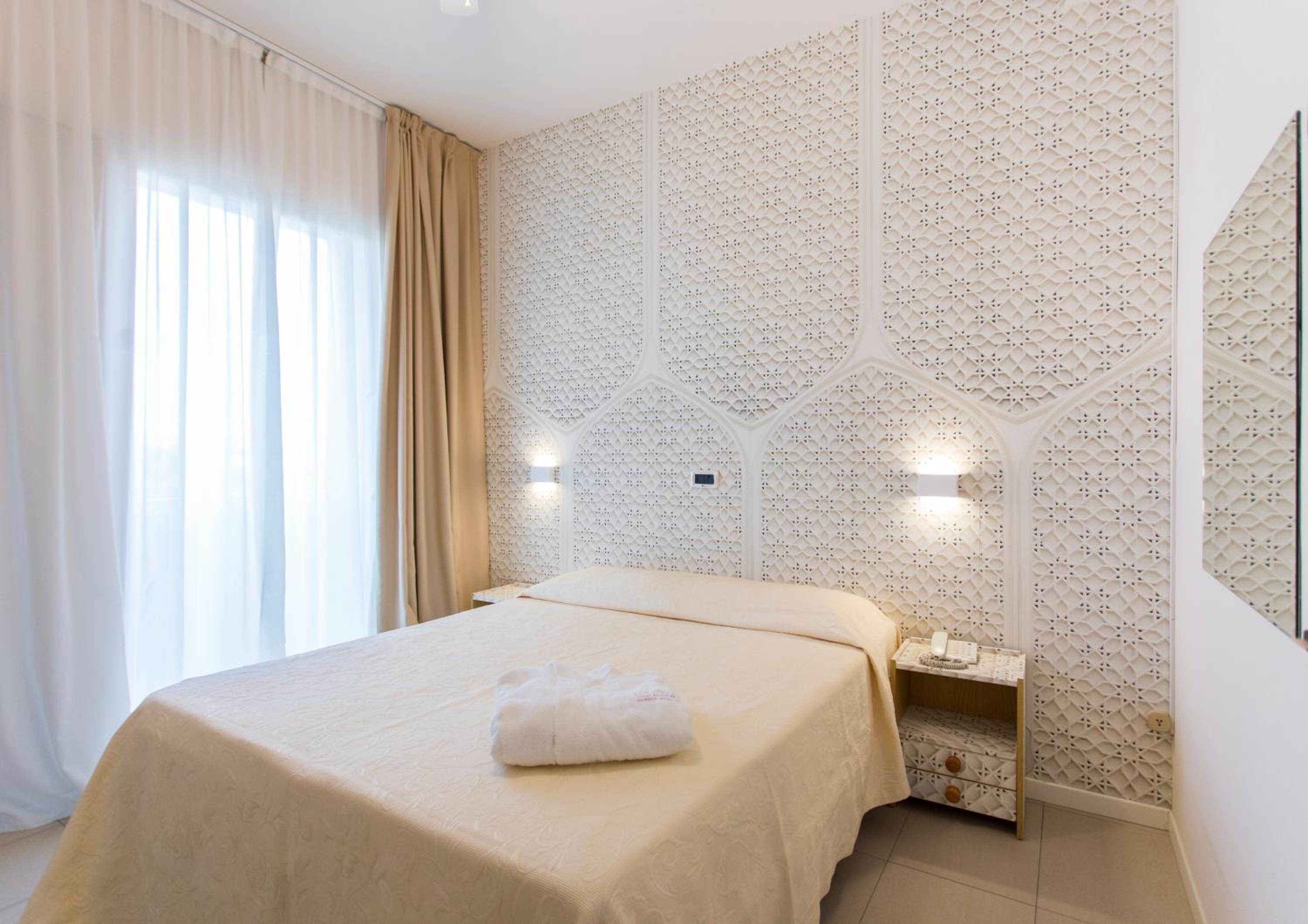 Standard Double or Twin Room - Photo 12