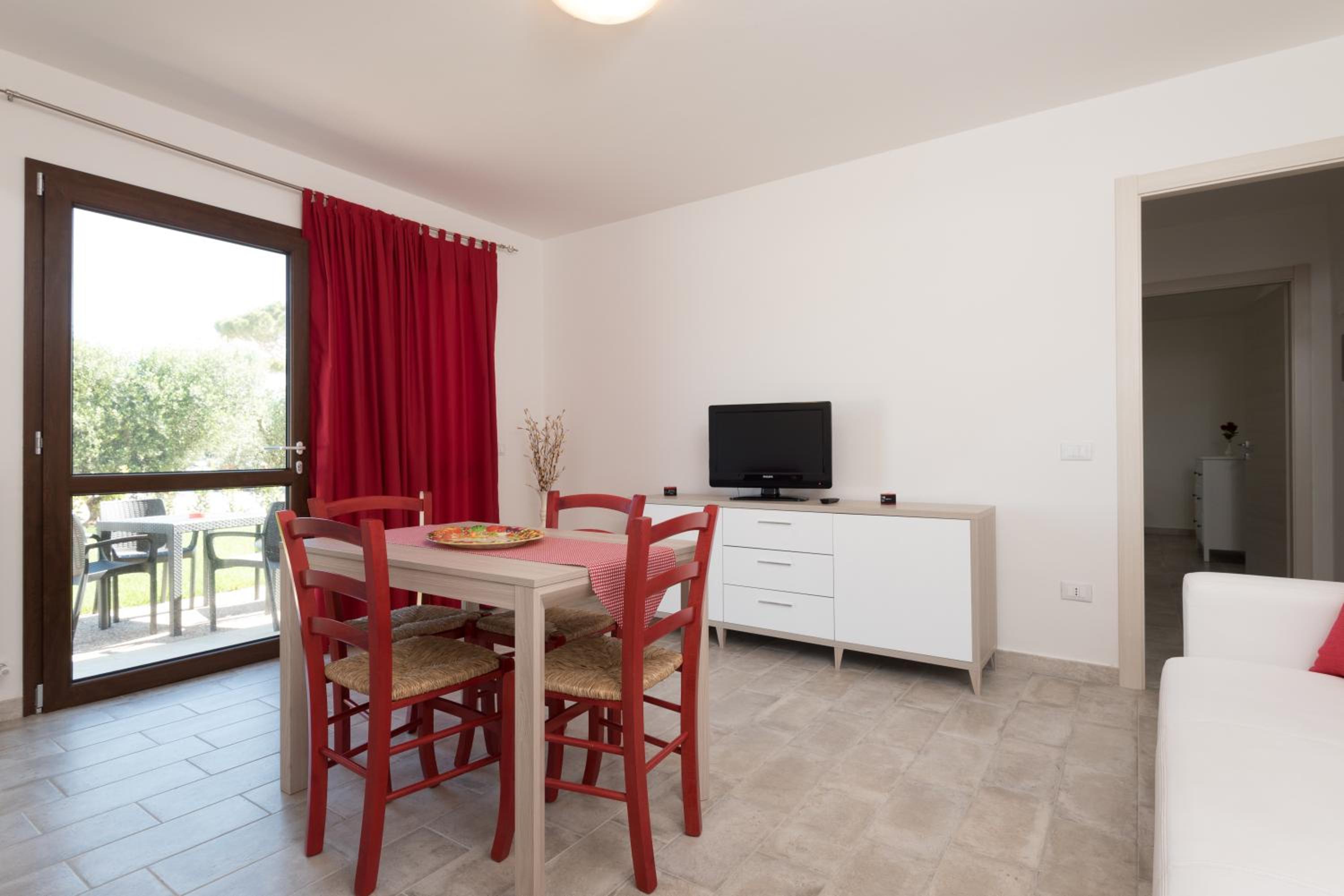 Deluxe One-Bedroom Apartment with Garden View photo 2
