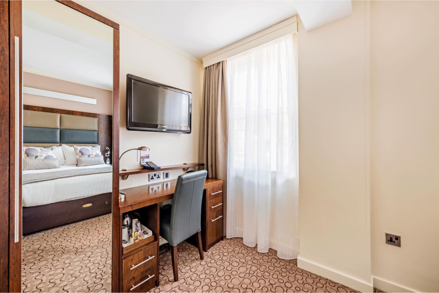 Executive King Room thumbnail 6