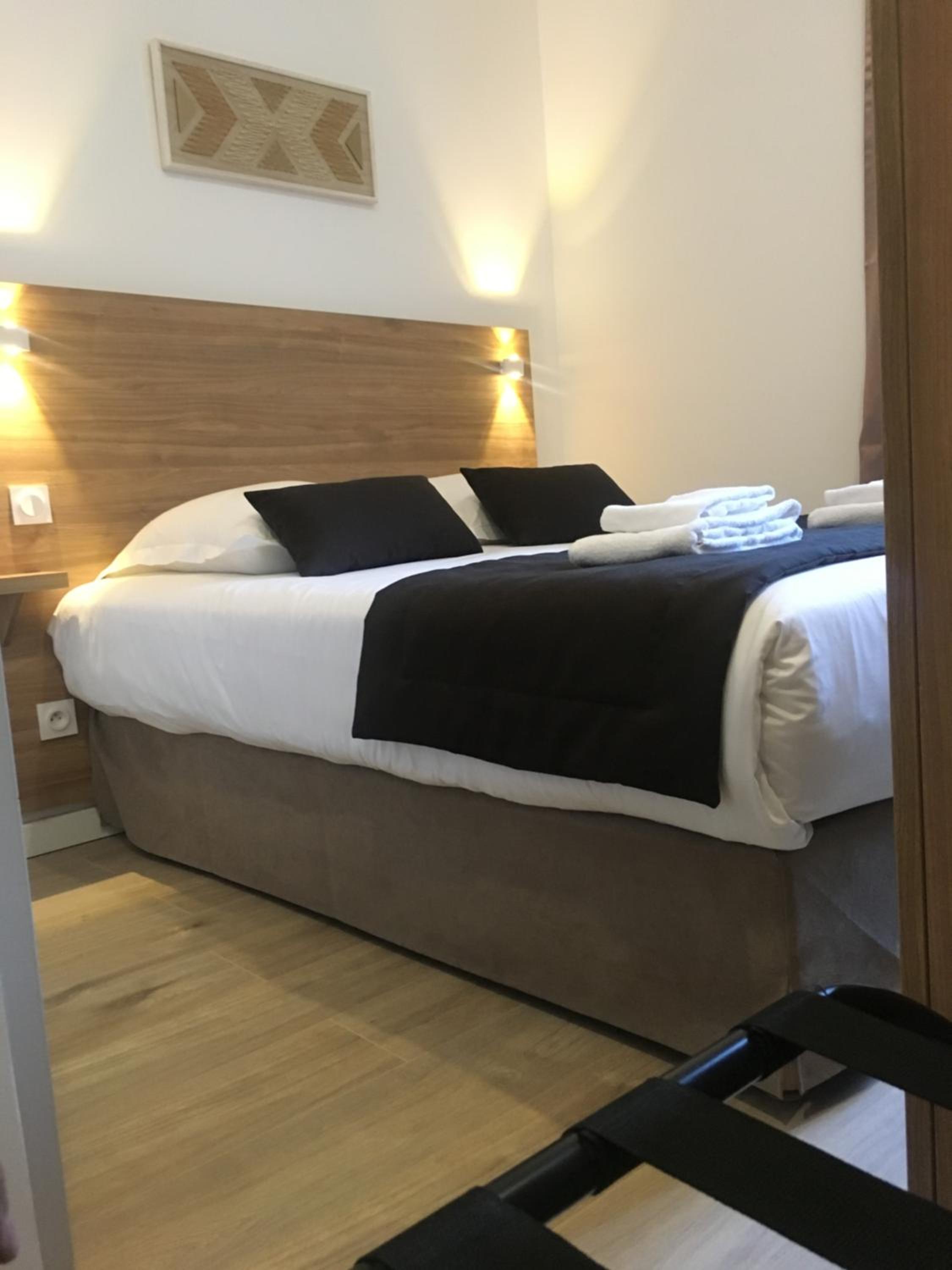 Standard Double Room - Photo 7