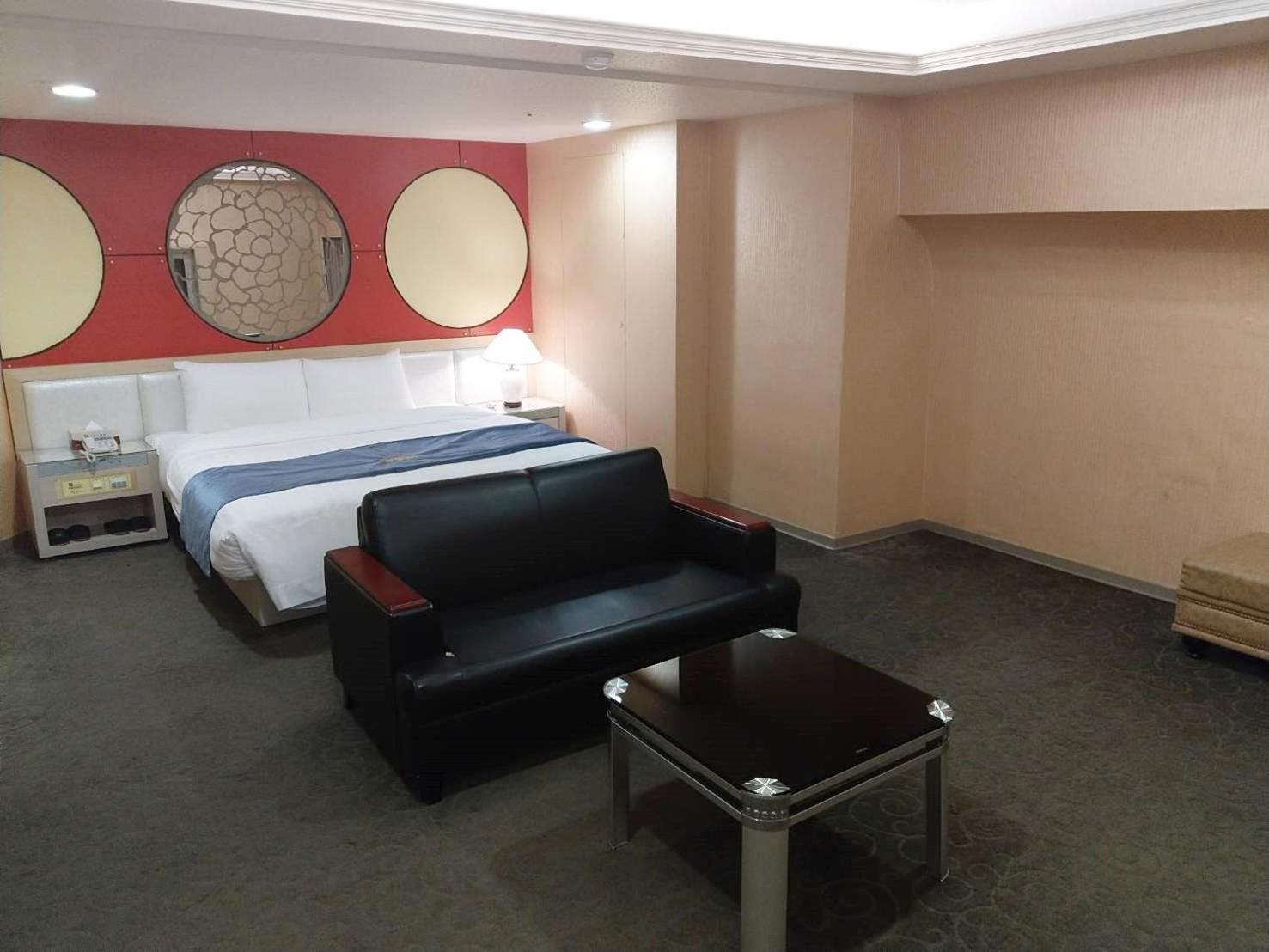 Large Double Room - No Window photo 3