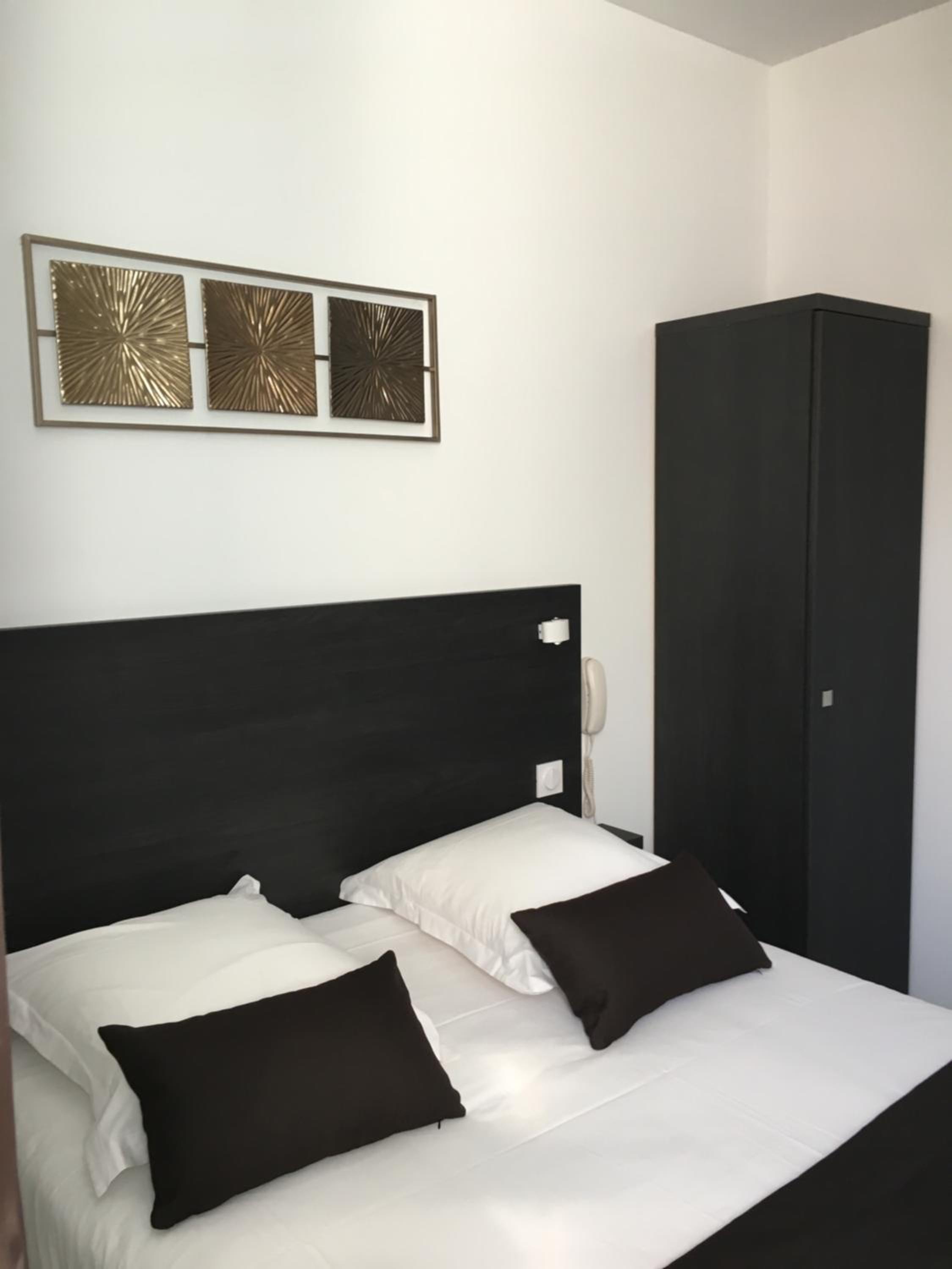 Standard Double Room - Photo 24