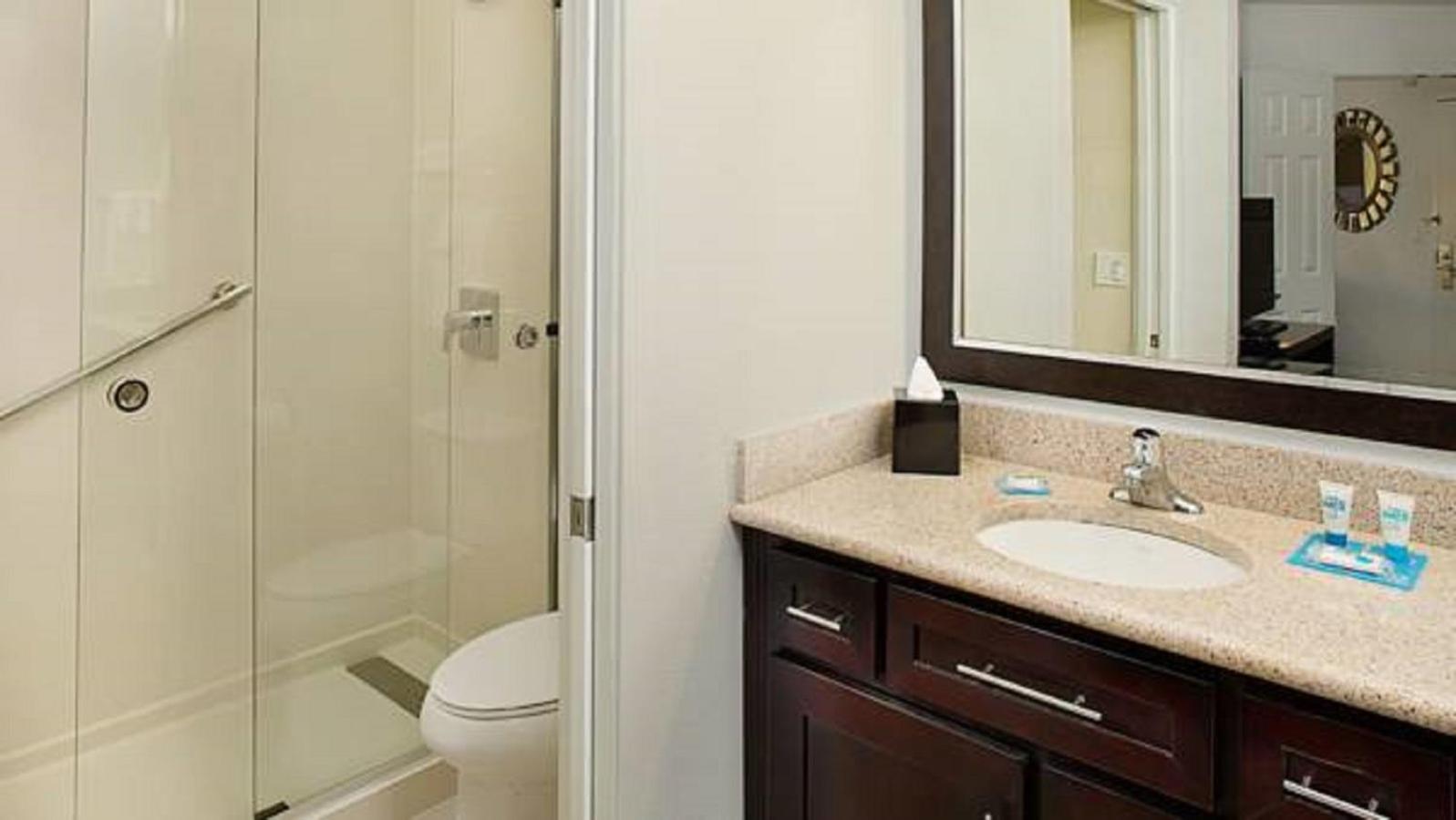 One-Bedroom King Suite - Photo 4