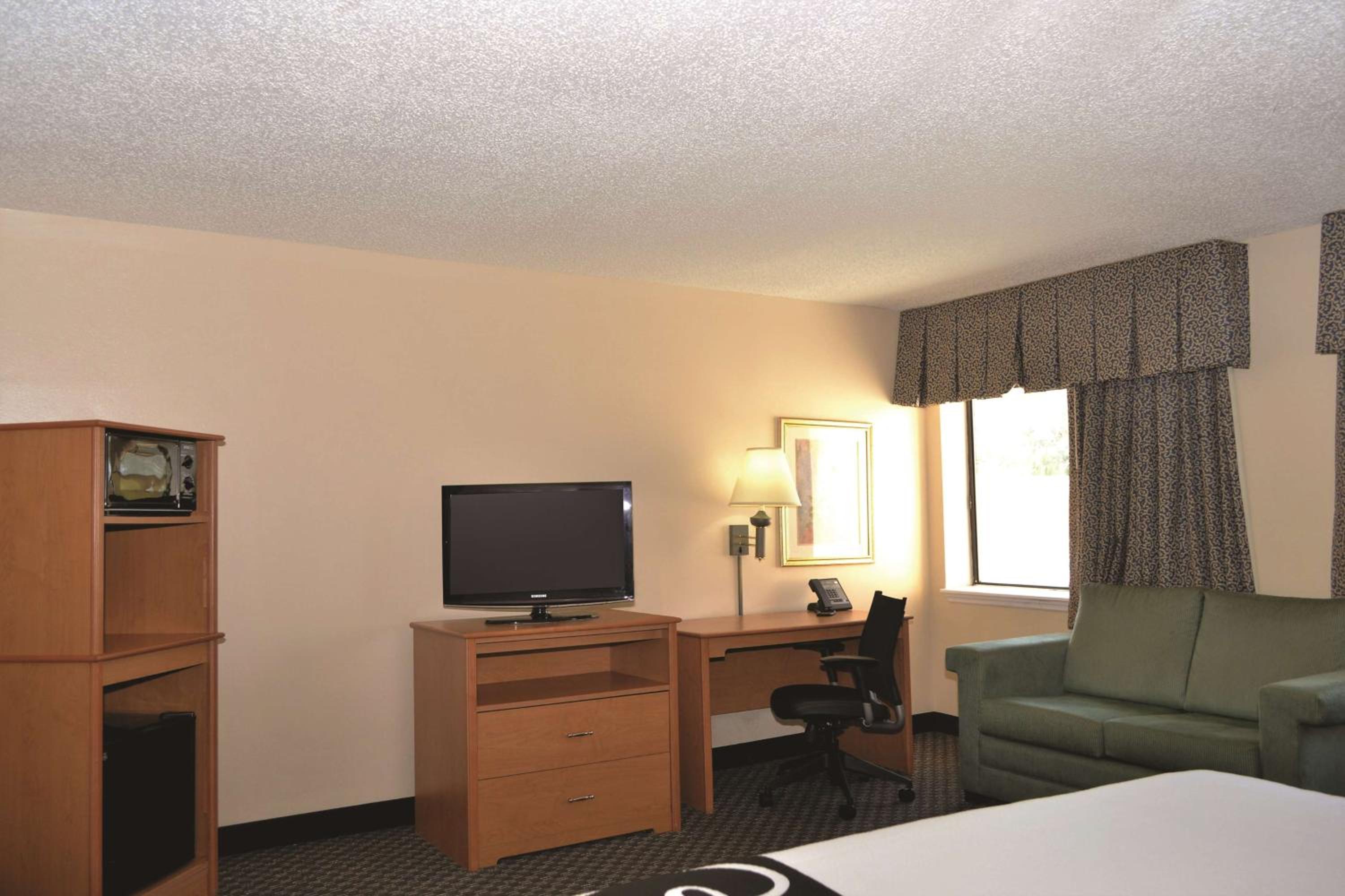 Deluxe King Studio Suite - Non-Smoking - Photo 4