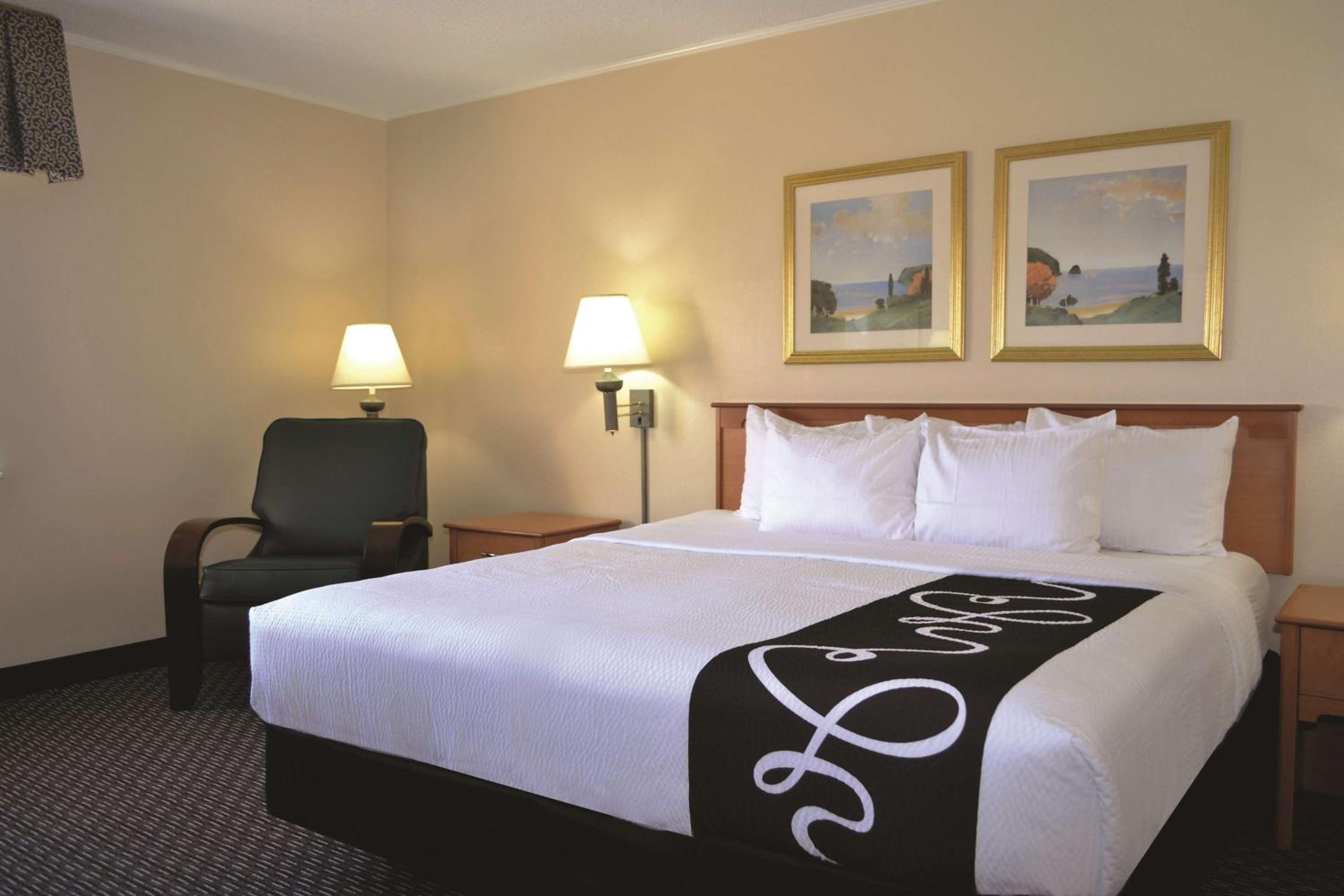 King Room - Non-Smoking - Photo 1
