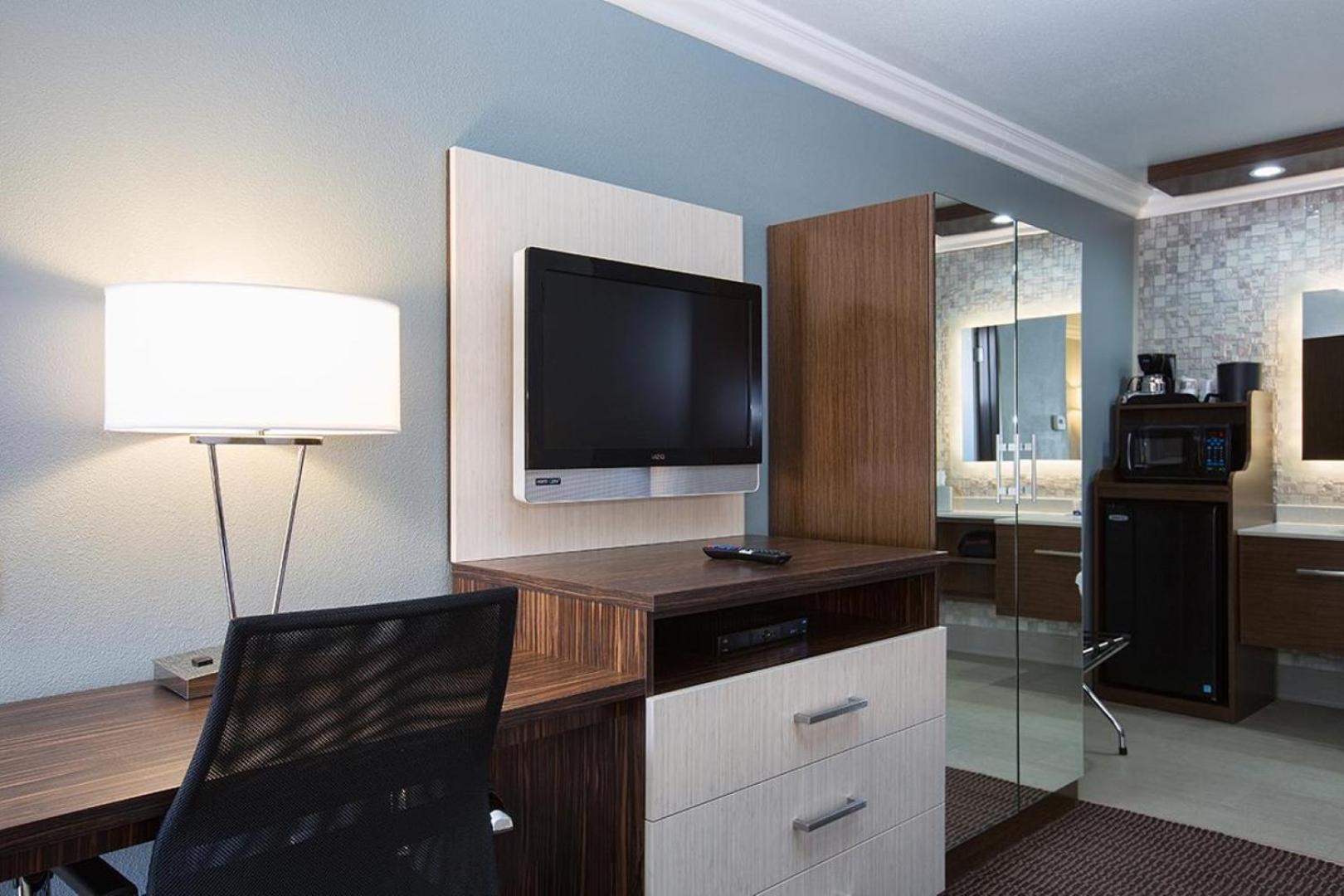 King Room With Roll-In Shower - Disability Access - Non Smoking - Photo 5