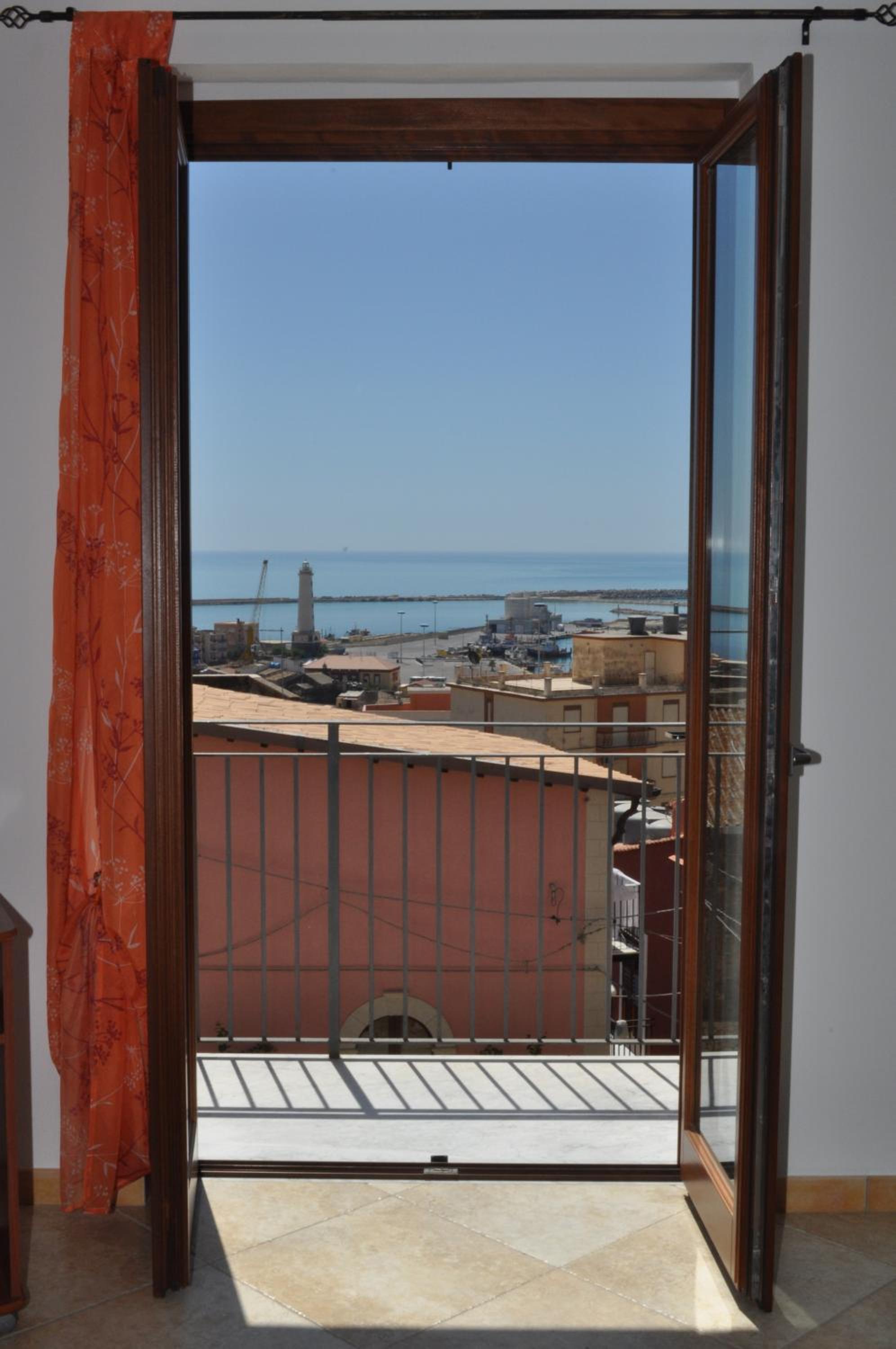 Three-Bedroom Apartment with Sea View - Photo 3