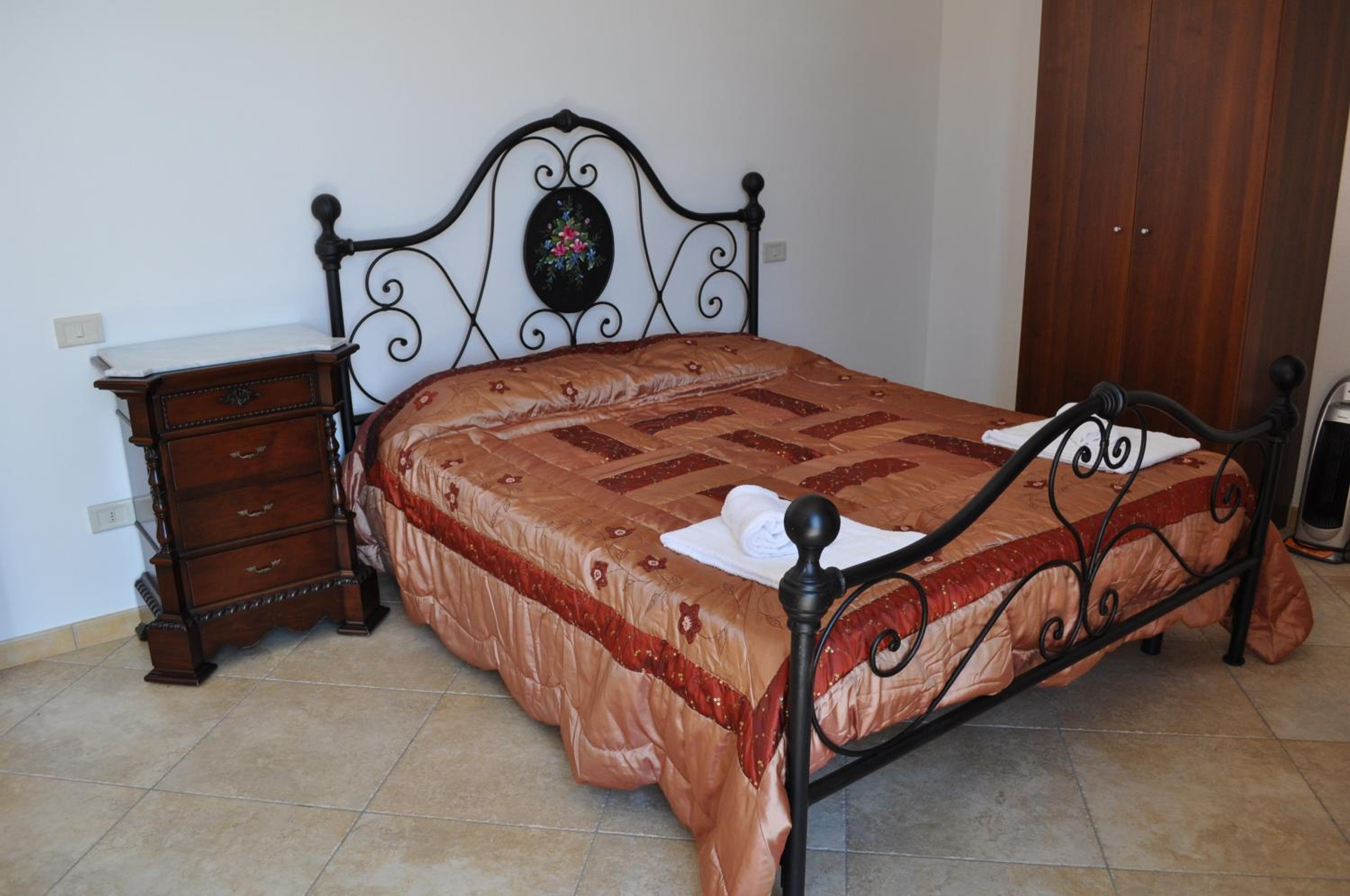 Three-Bedroom Apartment with Sea View - Photo 2