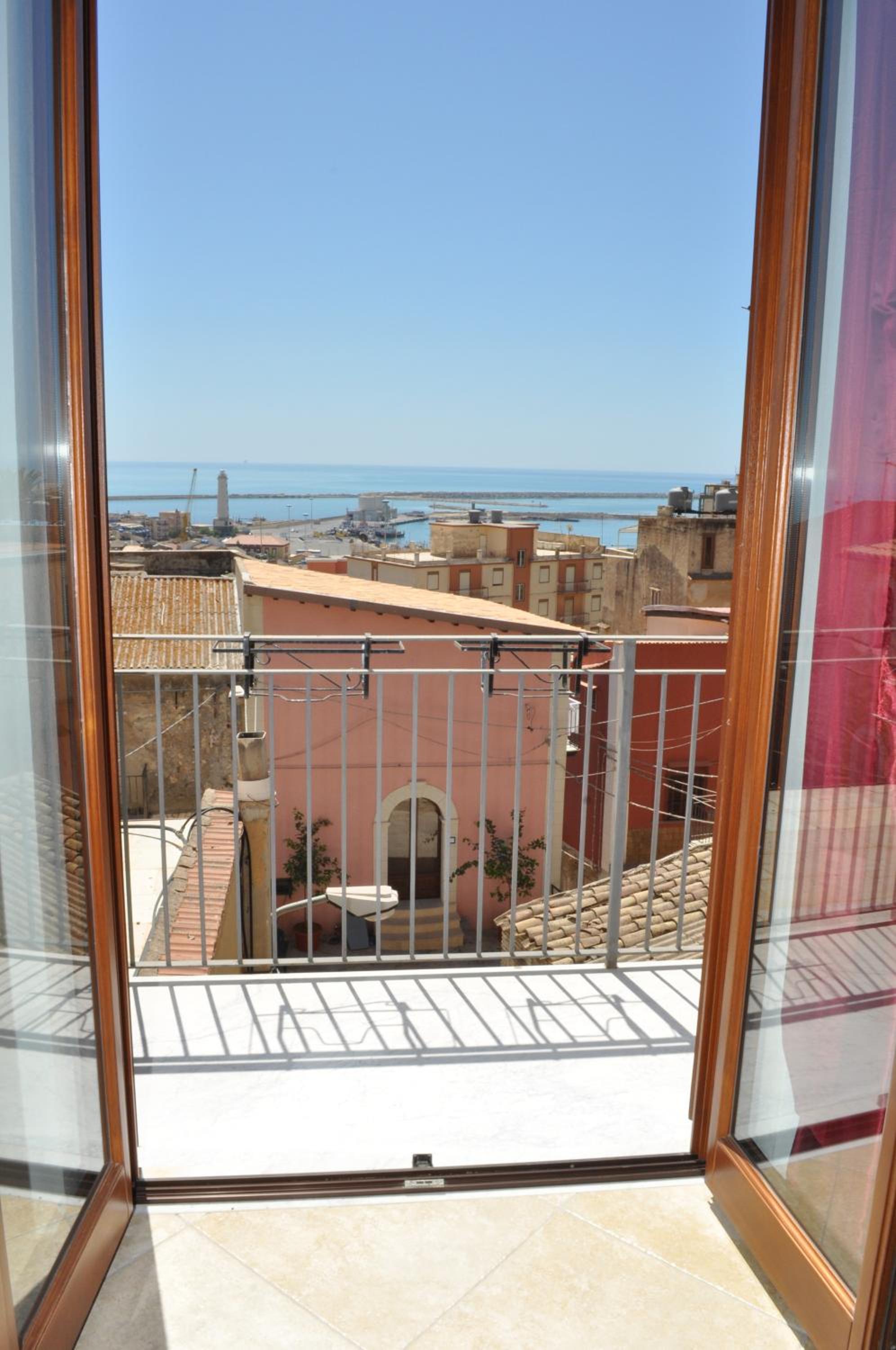 Three-Bedroom Apartment with Sea View - Photo 4