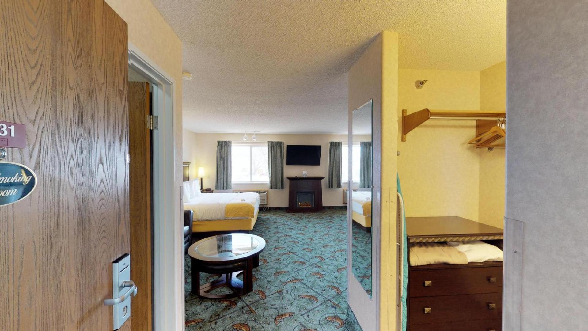 Deluxe King Suite photo 1