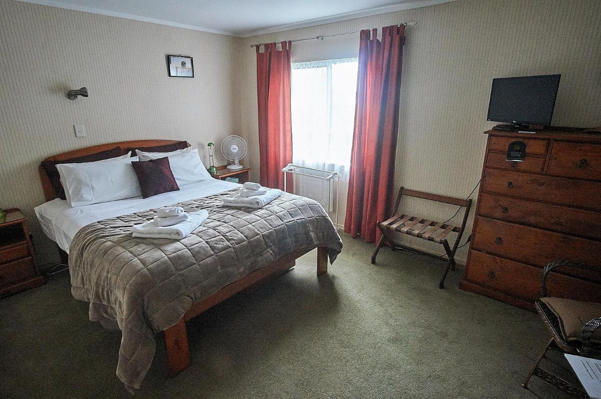 Queen Room with Shared Bathroom photo 1