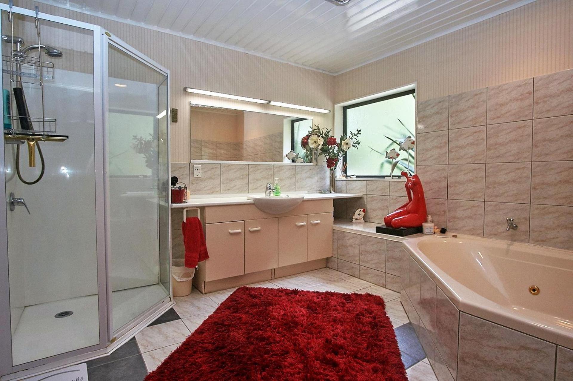 Queen Room with Shared Bathroom photo 3