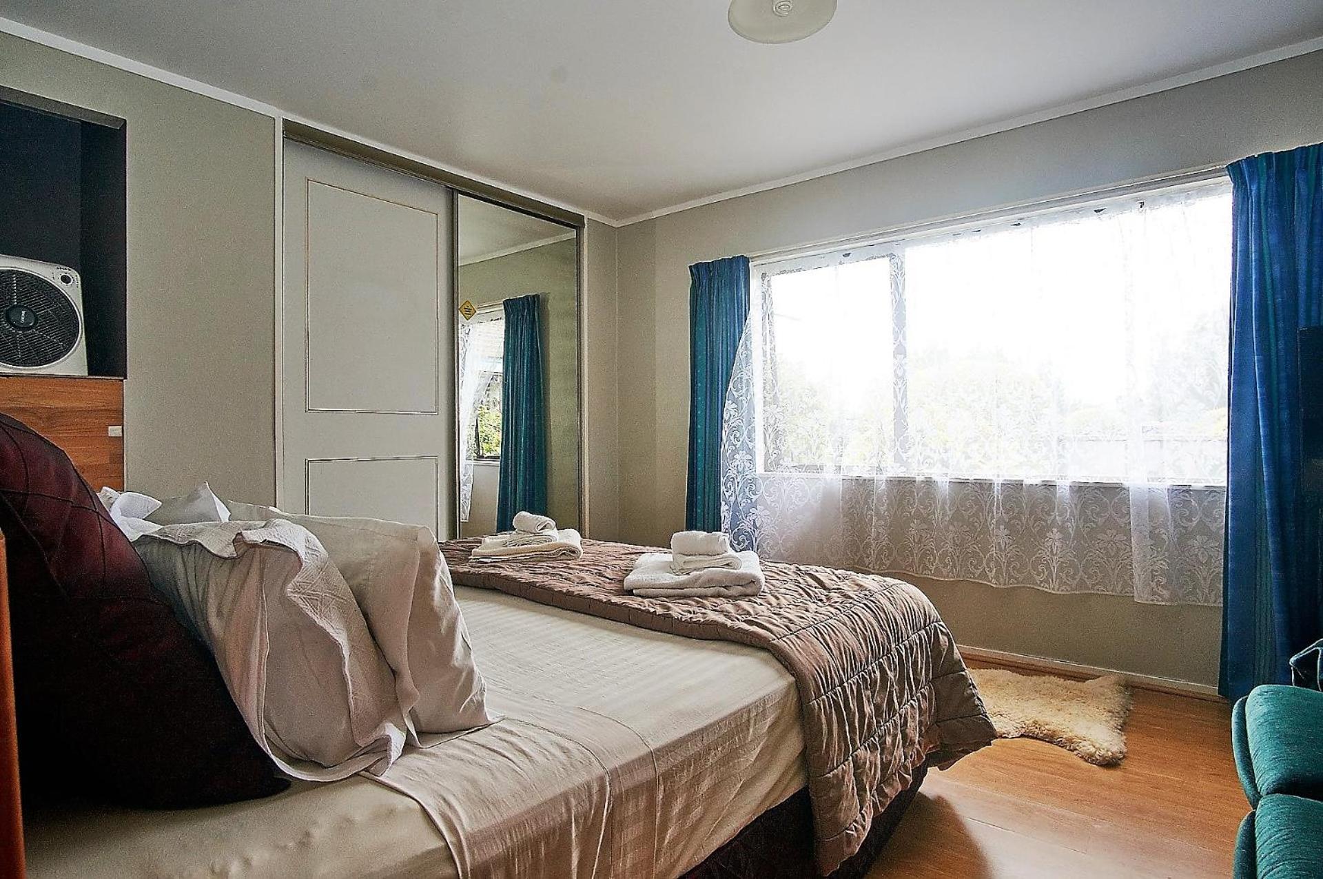 King Room with Shared Bathroom - B photo 1