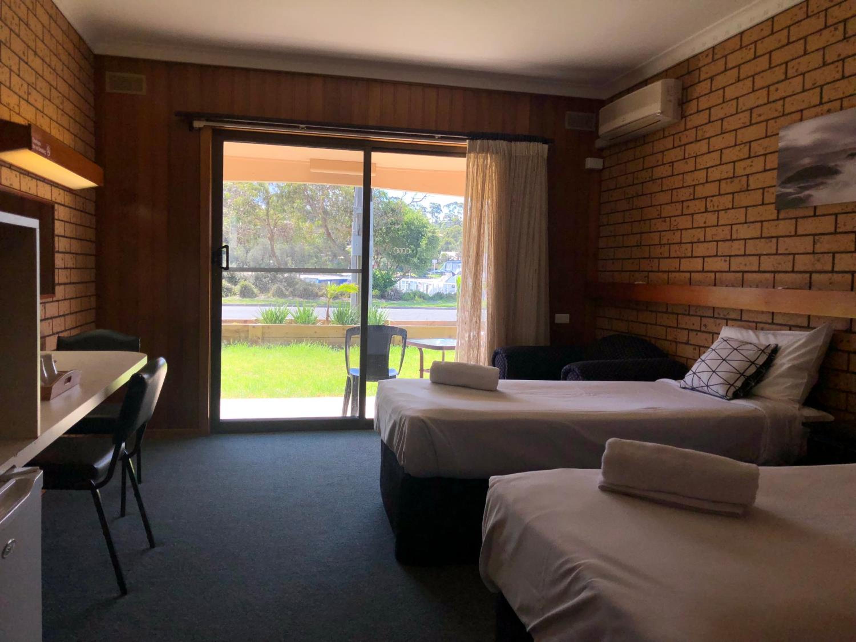 Twin Room - Lakeside photo 1