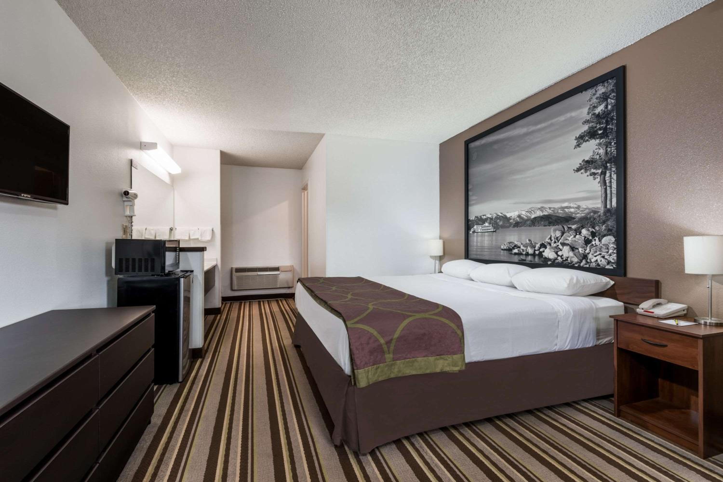 King Room - Non-Smoking - Photo 9