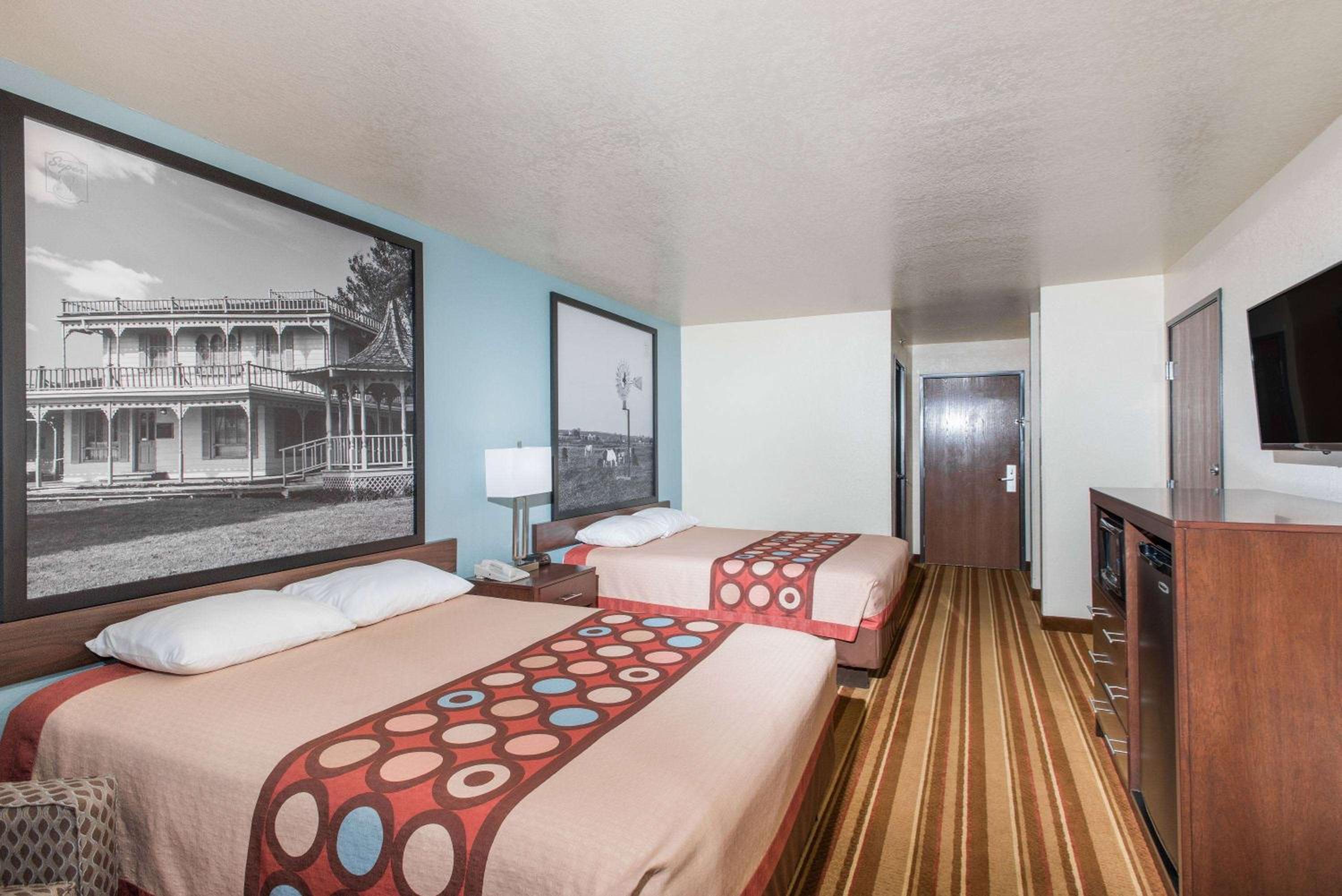 Queen Room with Two Queen Beds (First Floor/Exterior Entrance) - Pet-Friendly/Non-Smoking - Photo 1