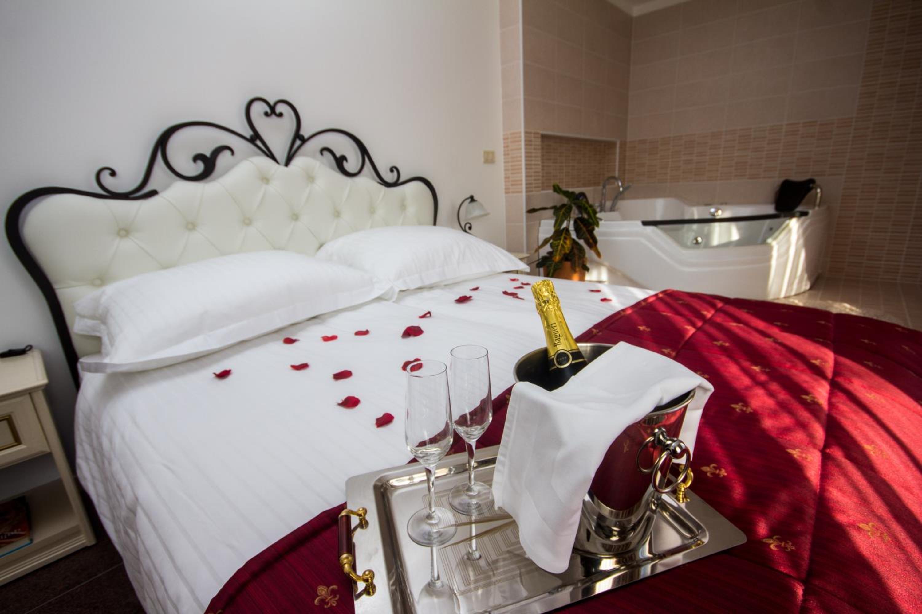 Double Room with Spa Bath - Photo 2
