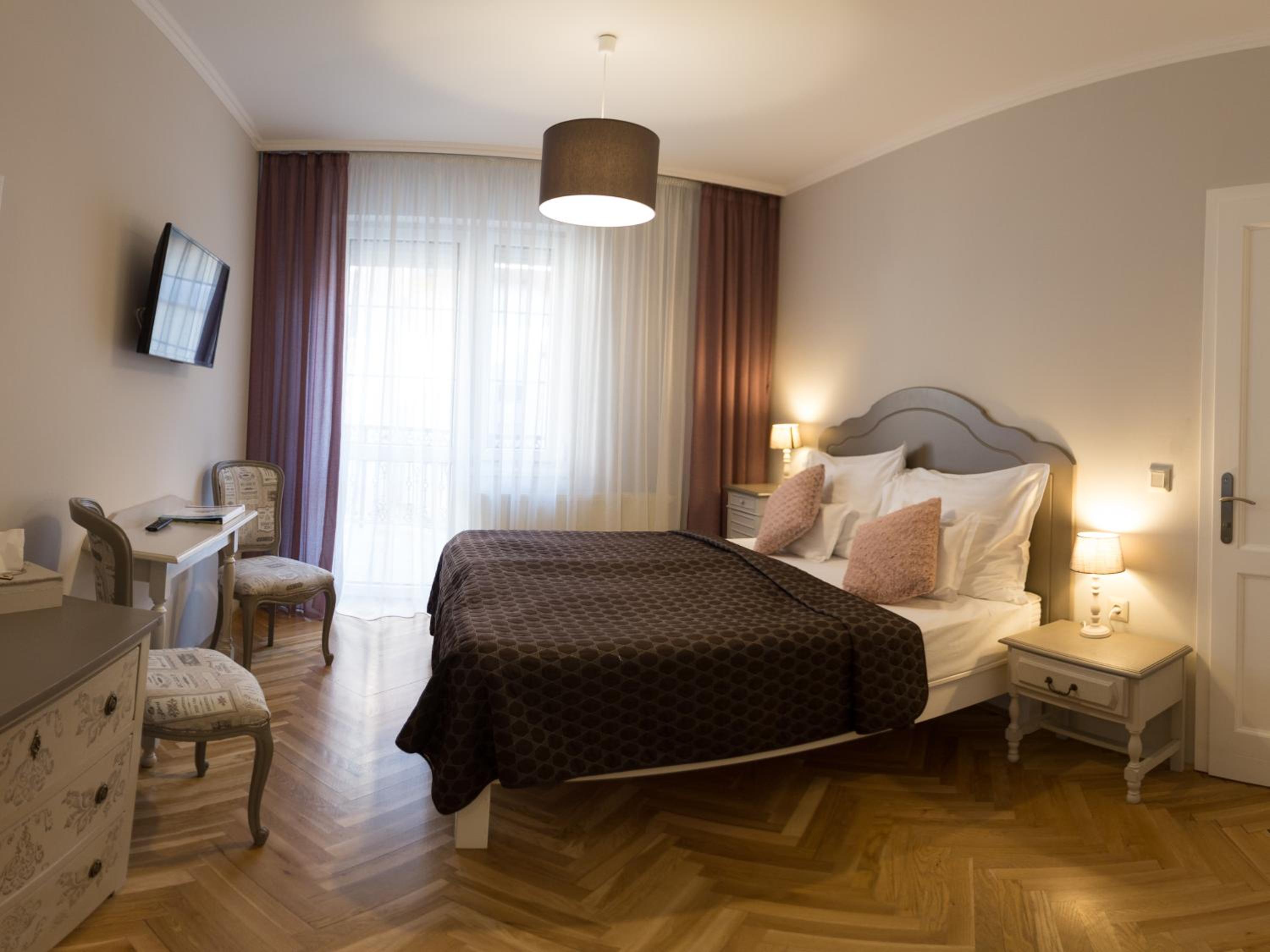 Double Room with Balcony - Photo 5