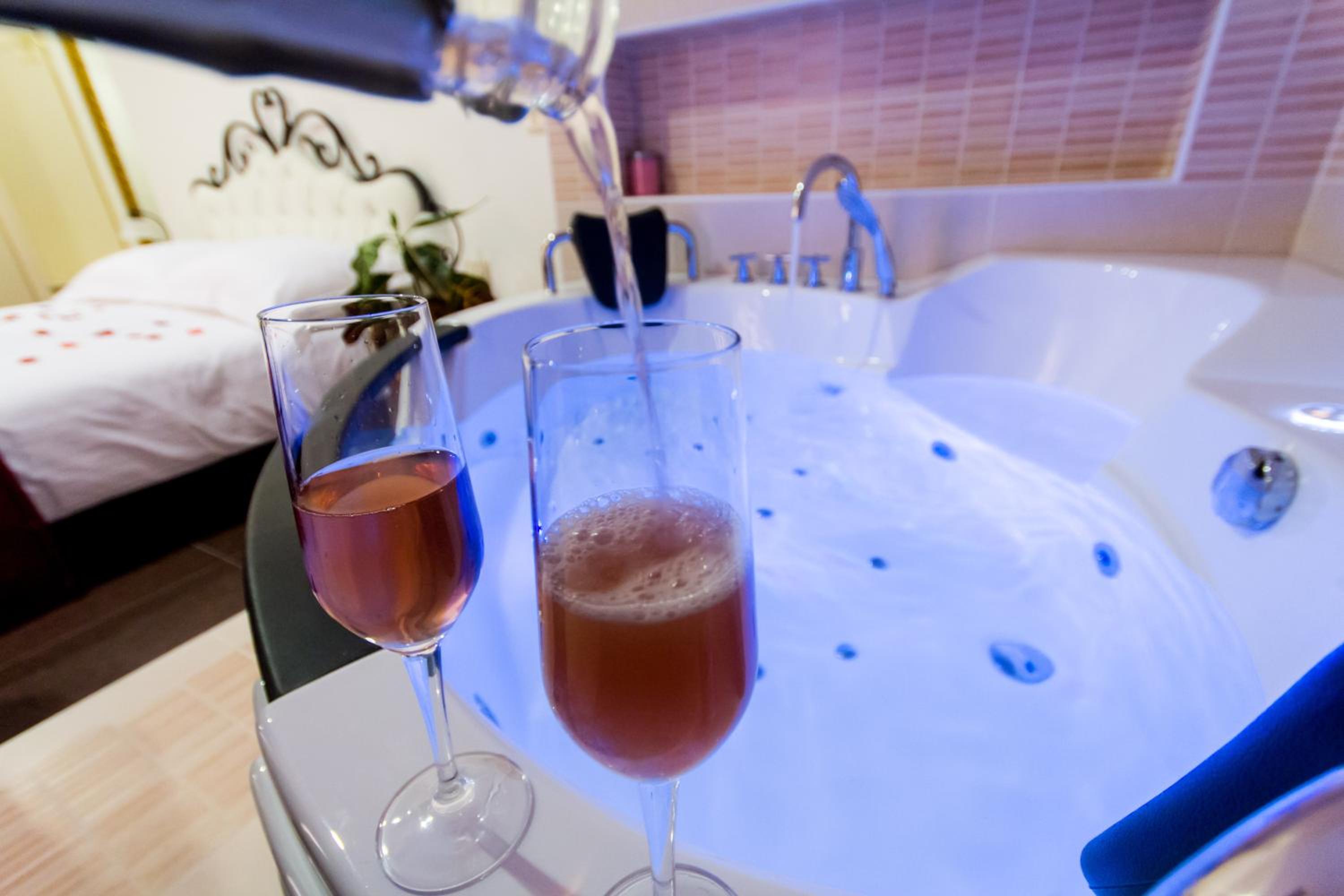 Double Room with Spa Bath - Photo 7