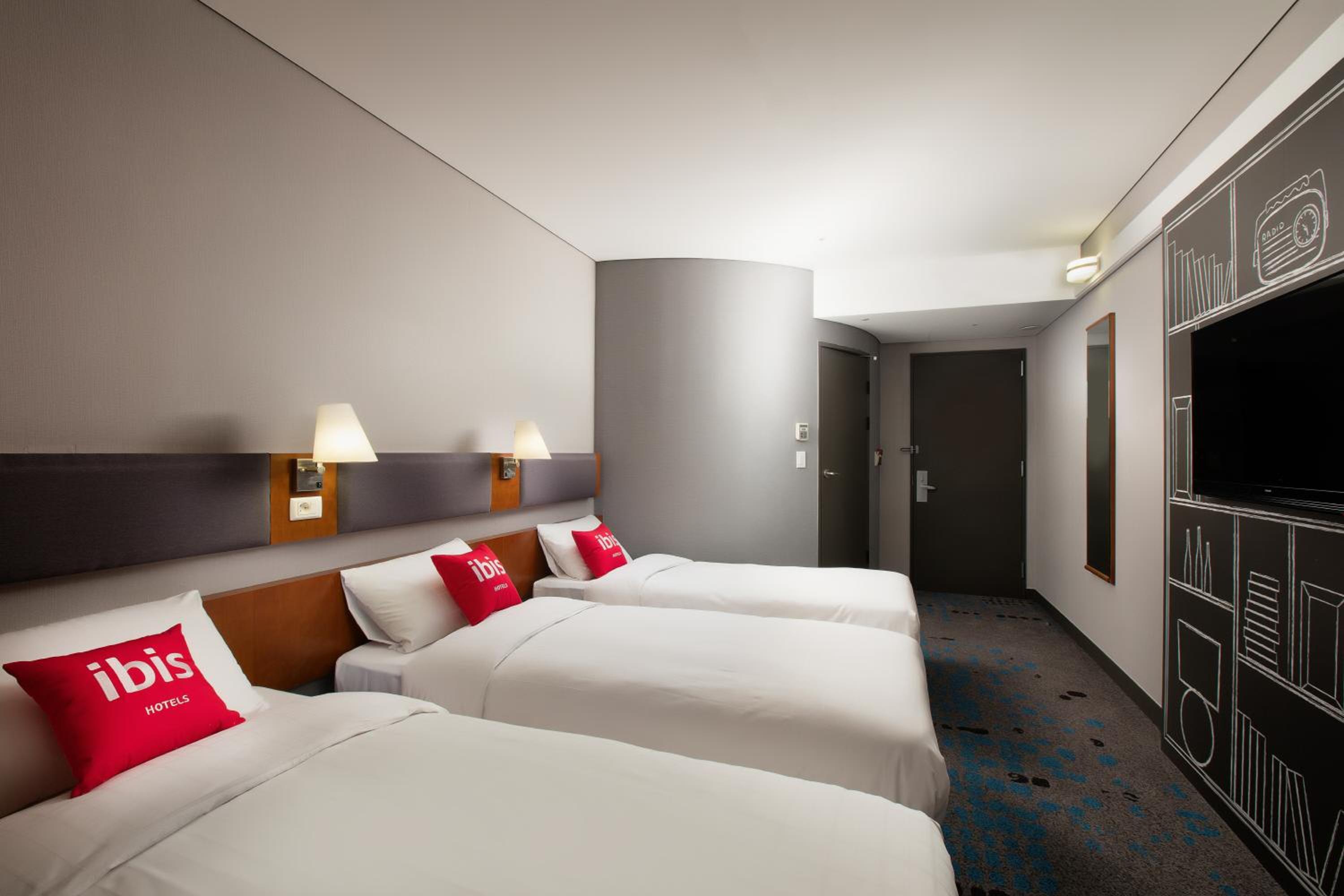 Standard Room With Three Single Beds - Photo 3