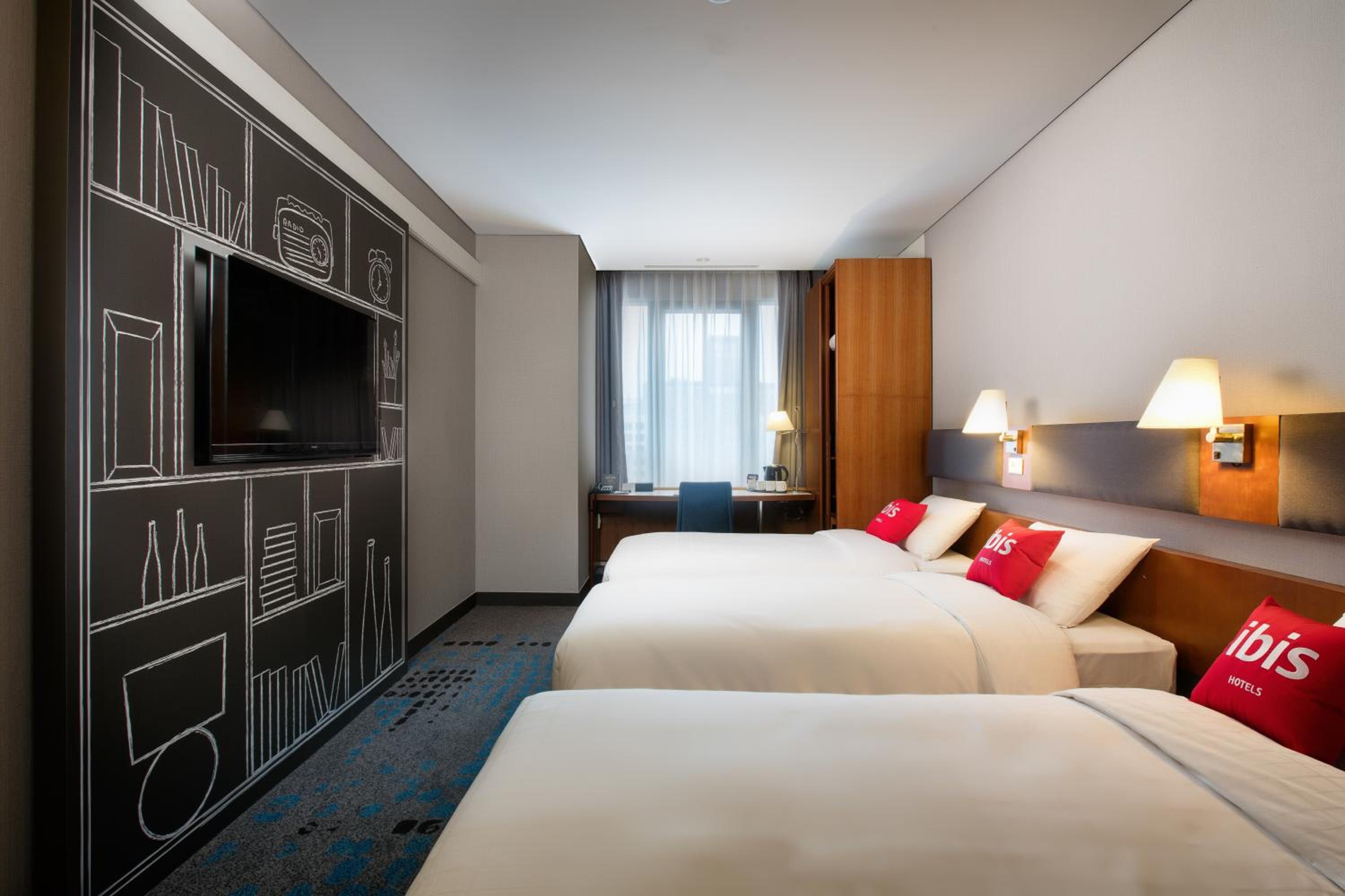 Standard Room With Three Single Beds - Photo 2