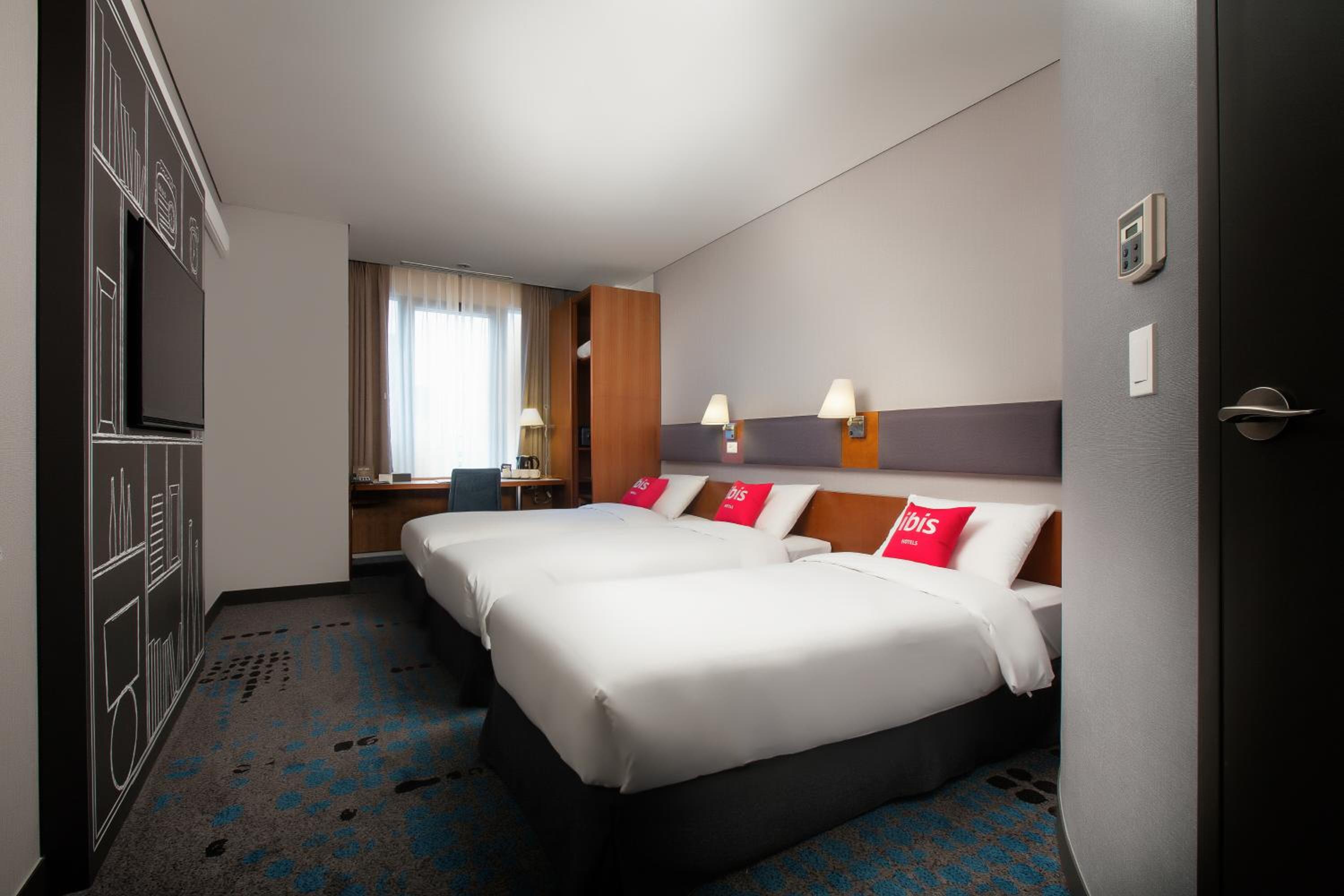 Standard Room With Three Single Beds - Photo 1