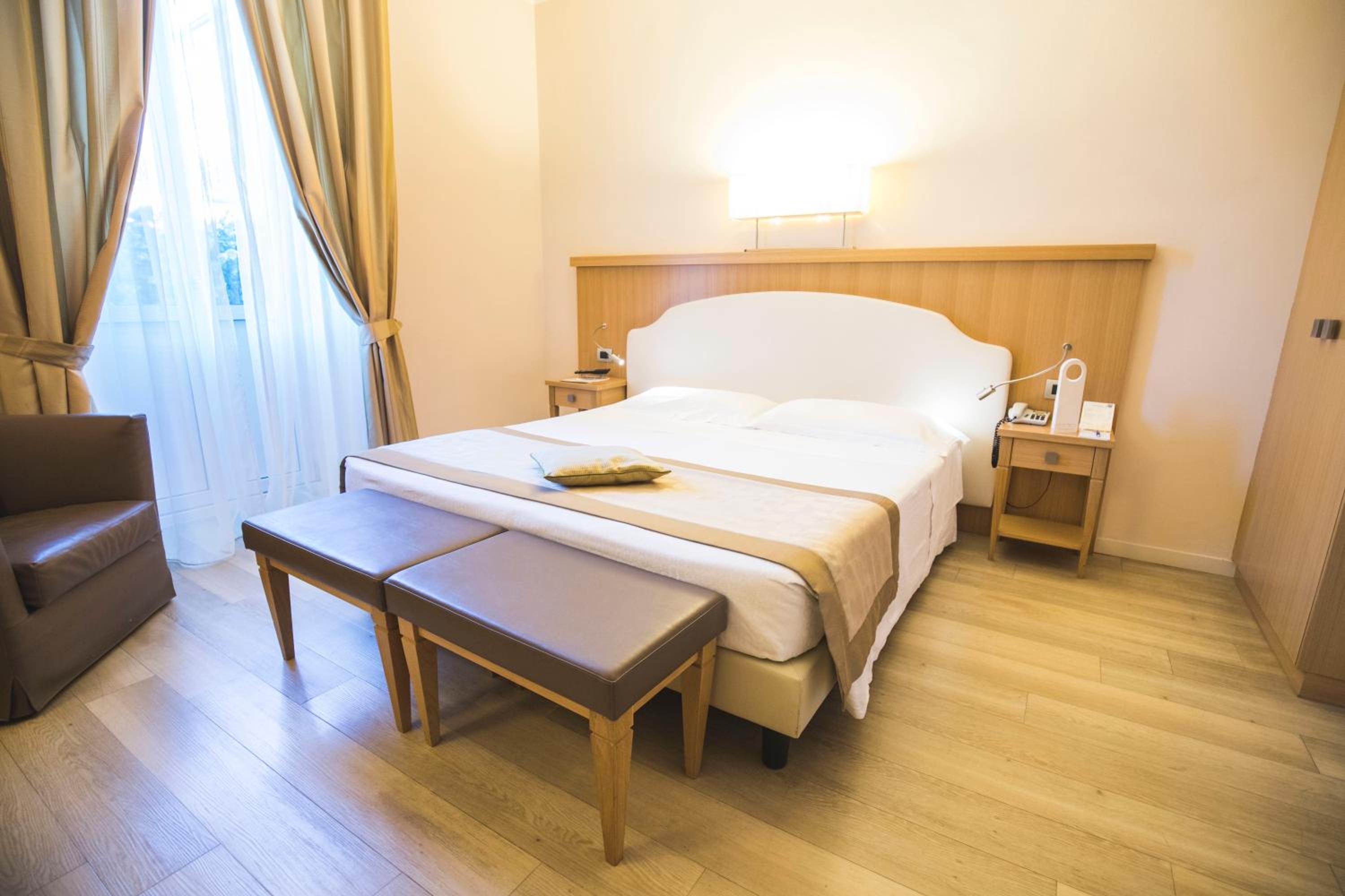 Deluxe Double Room with Balcony and Lateral Lake View and Spa Access