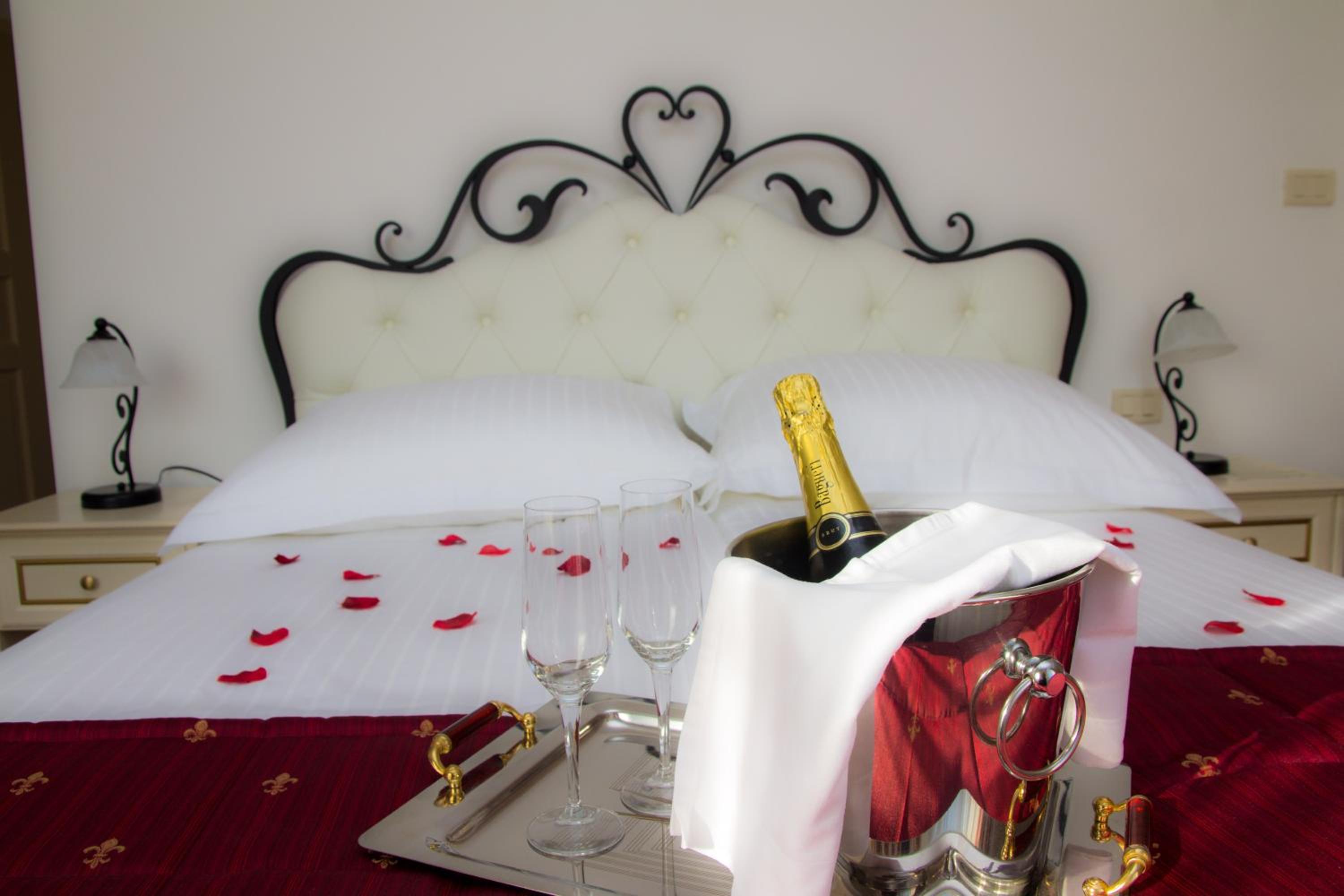 Double Room with Spa Bath - Photo 4