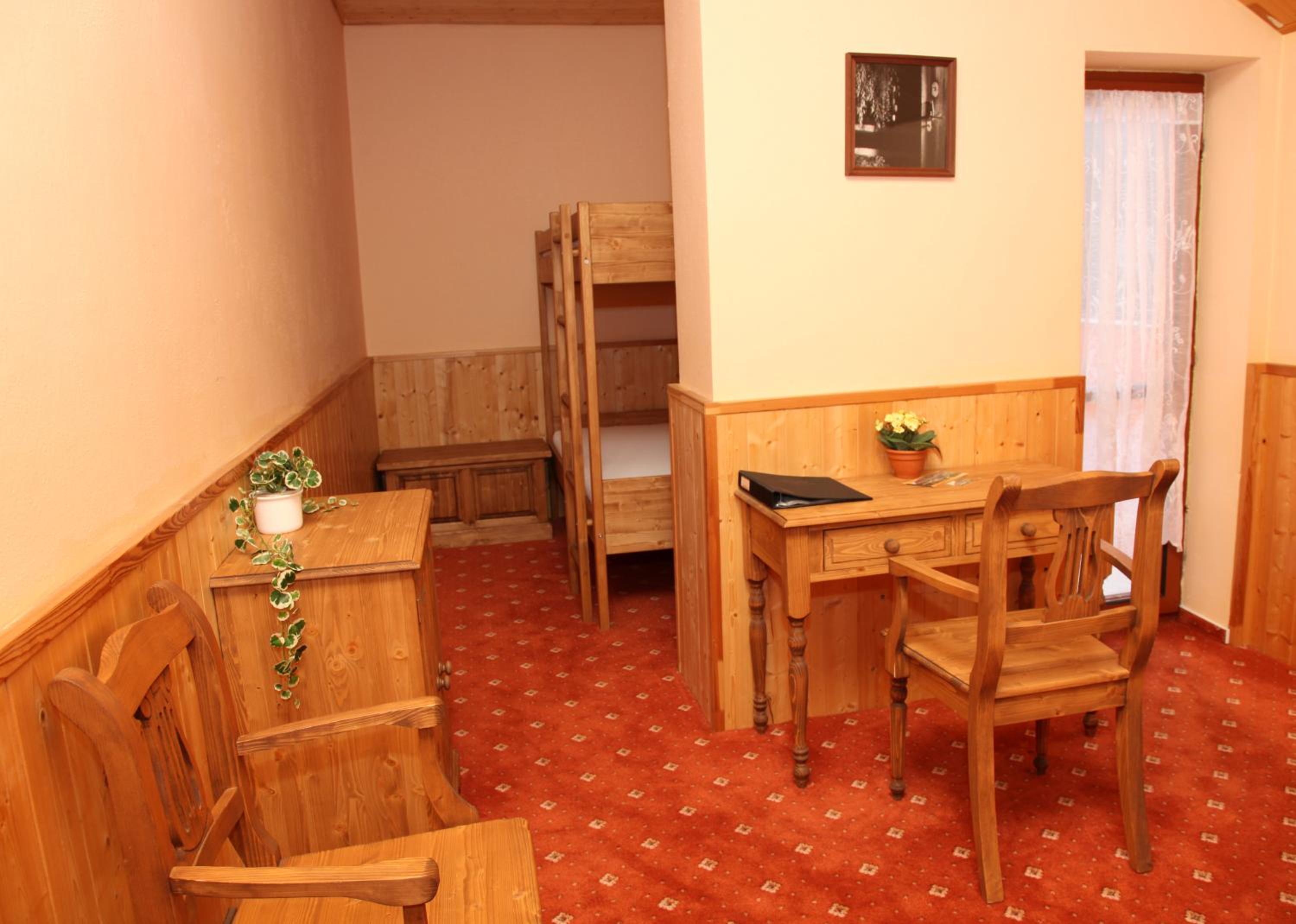 Quadruple Room with Private Bathroom photo 1