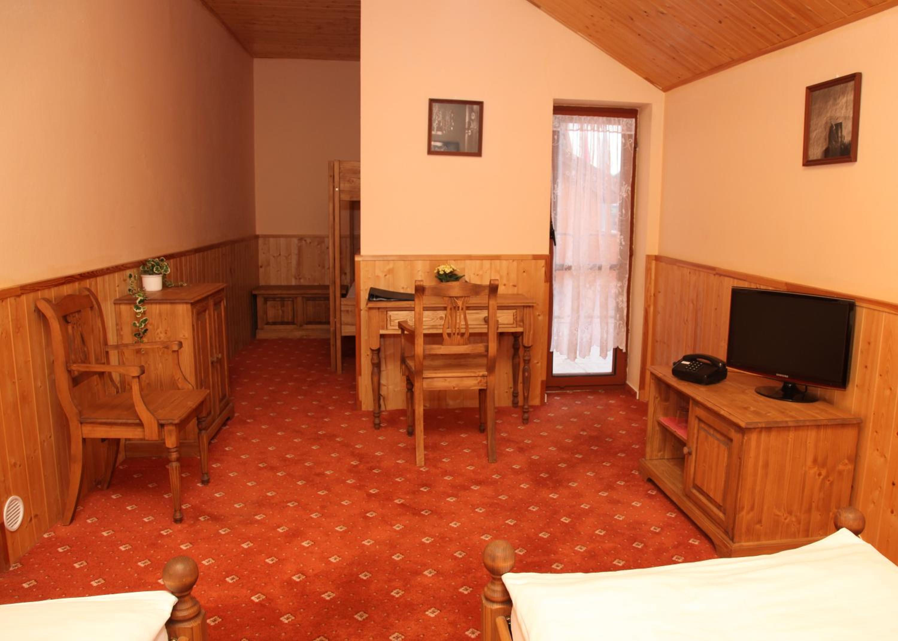 Quadruple Room with Private Bathroom photo 2