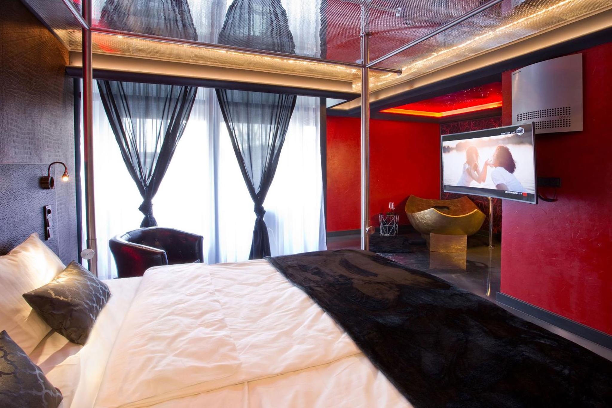 Shades of Stay Suite - Photo 4