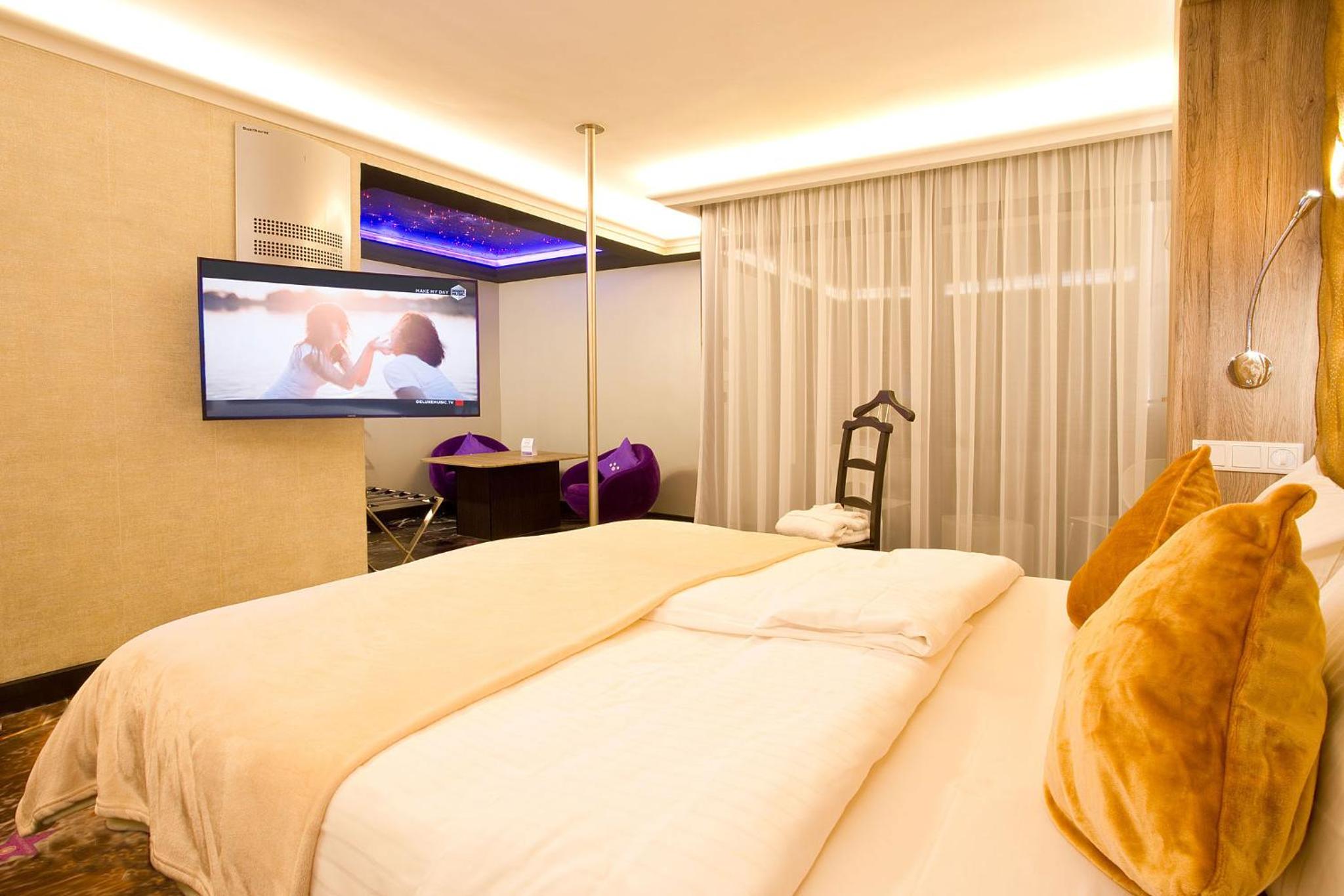 Hollywood Suite - Photo 1