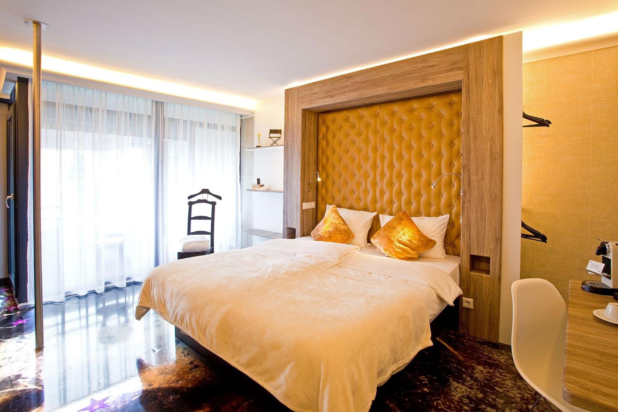 Hollywood Suite - Photo 8
