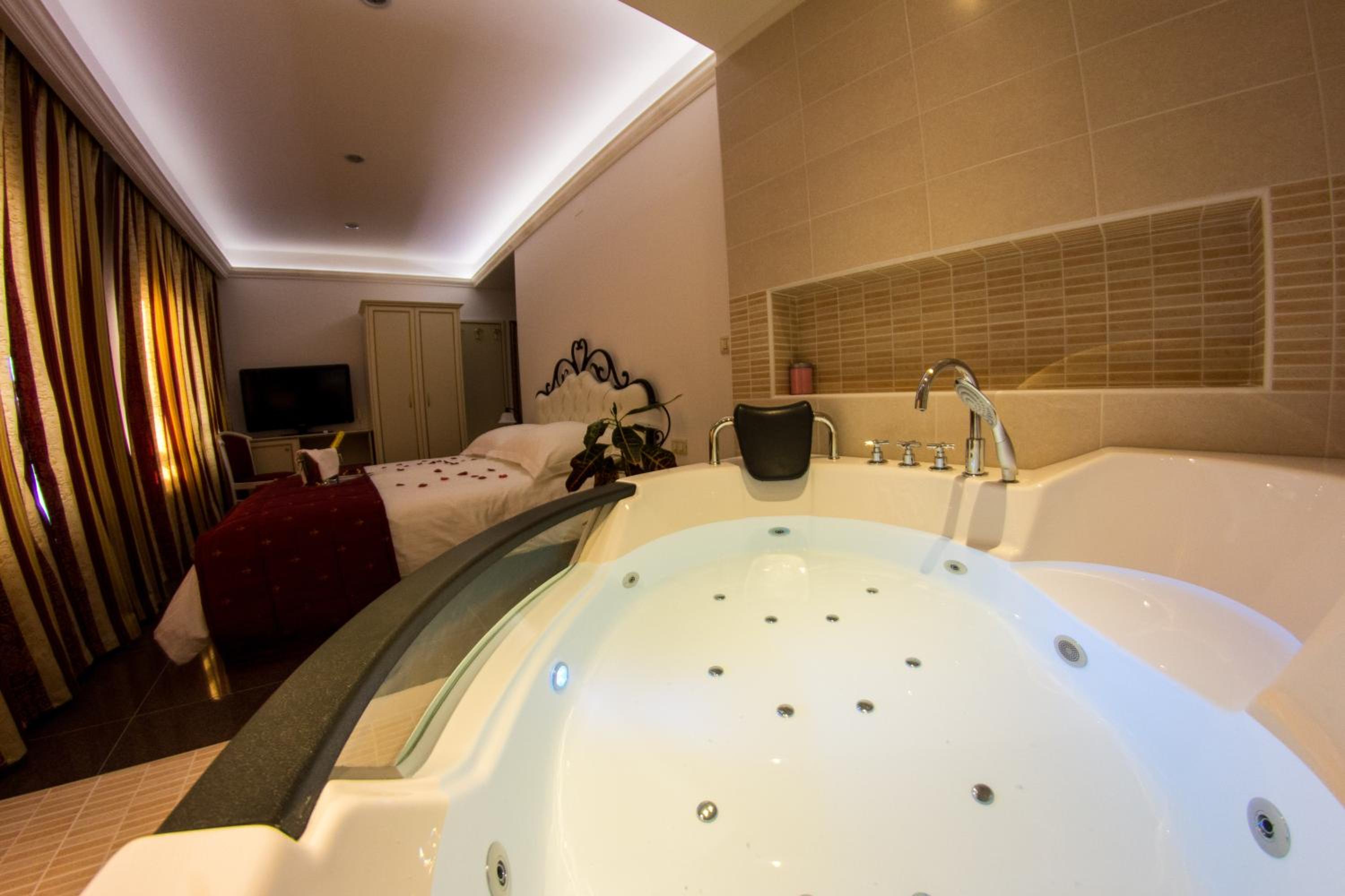 Double Room with Spa Bath - Photo 3