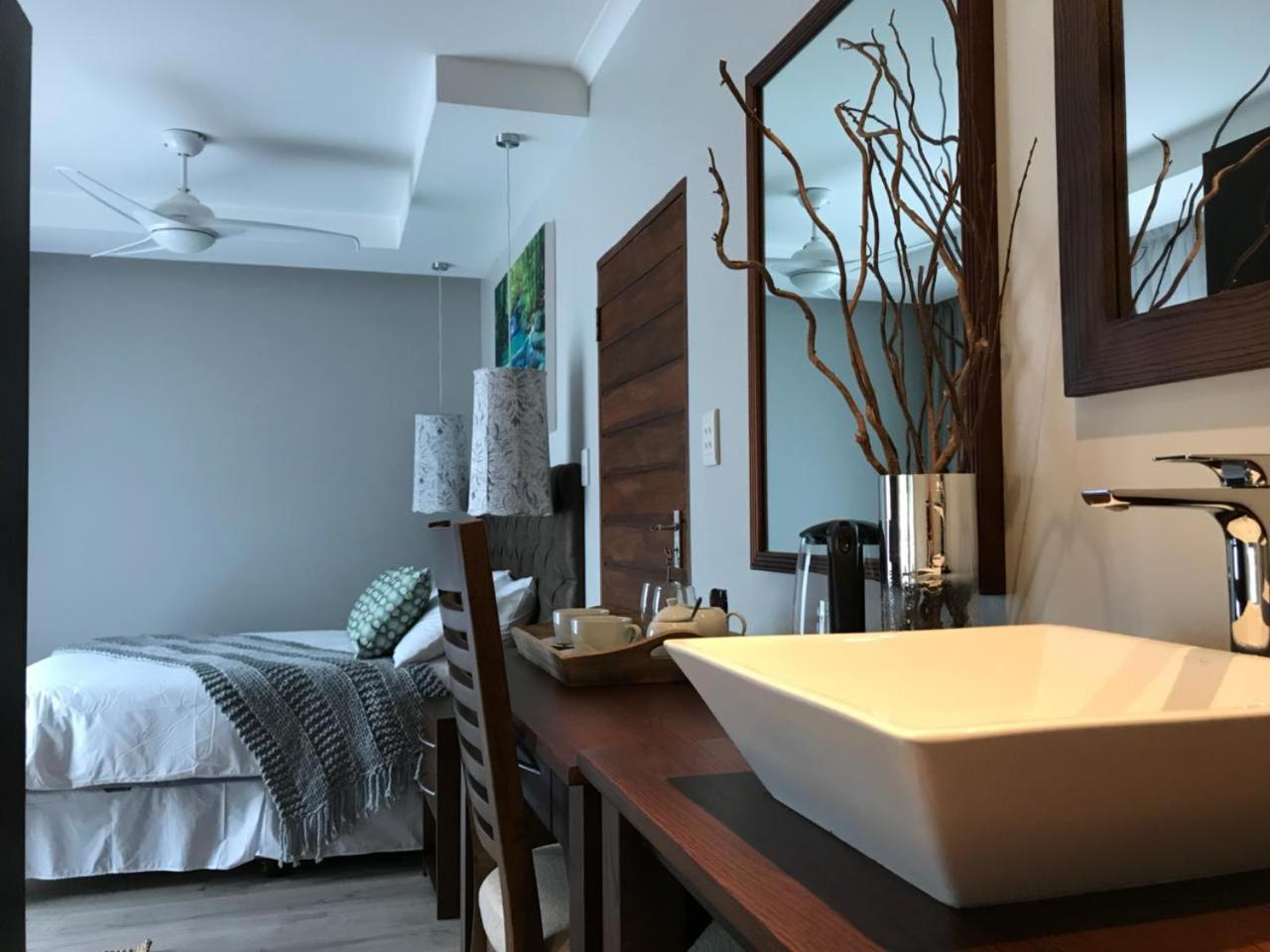 Queen Room with Balcony photo 3